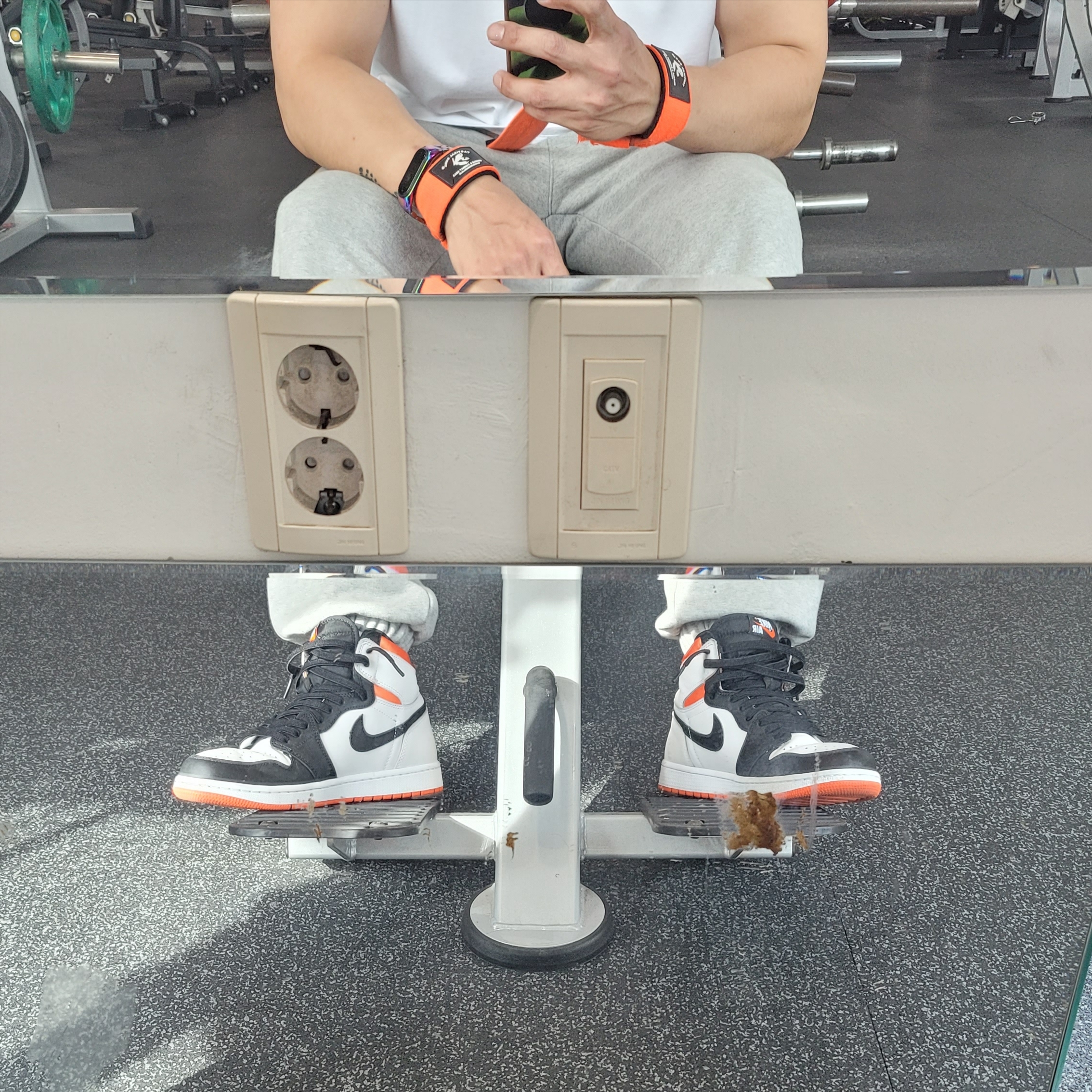 Jordan 1 Retro High OG Electro Orange 착용 스타일 - 1