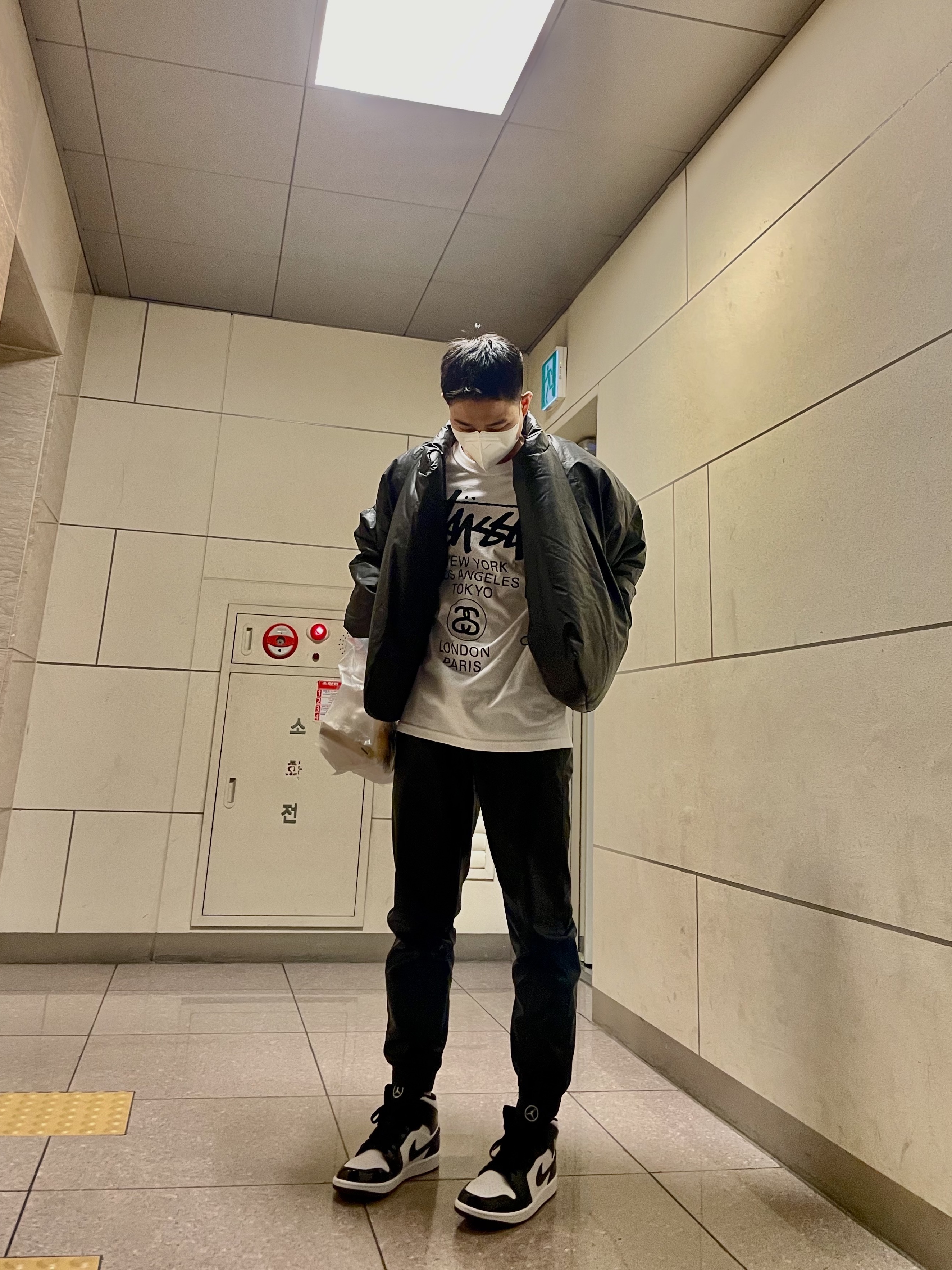 Yeezy Gap Round Jacket Black, Jordan 1 Mid SE ASW Black 착용 스타일 - 2