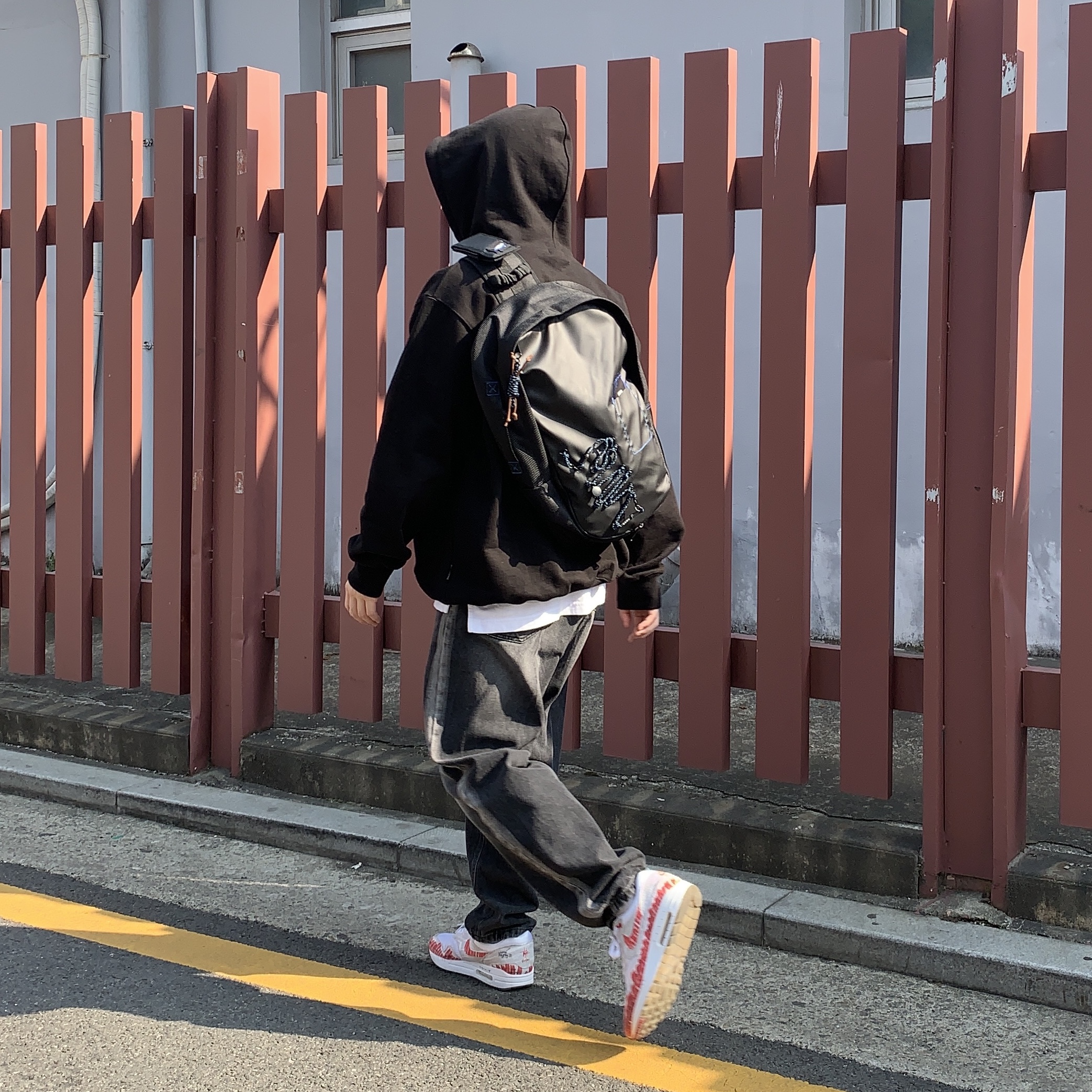 Nike Air Max 1 Tinker Sketch to Shelf, Ader Error x Eastpak Up-Down Sling Black 착용 스타일