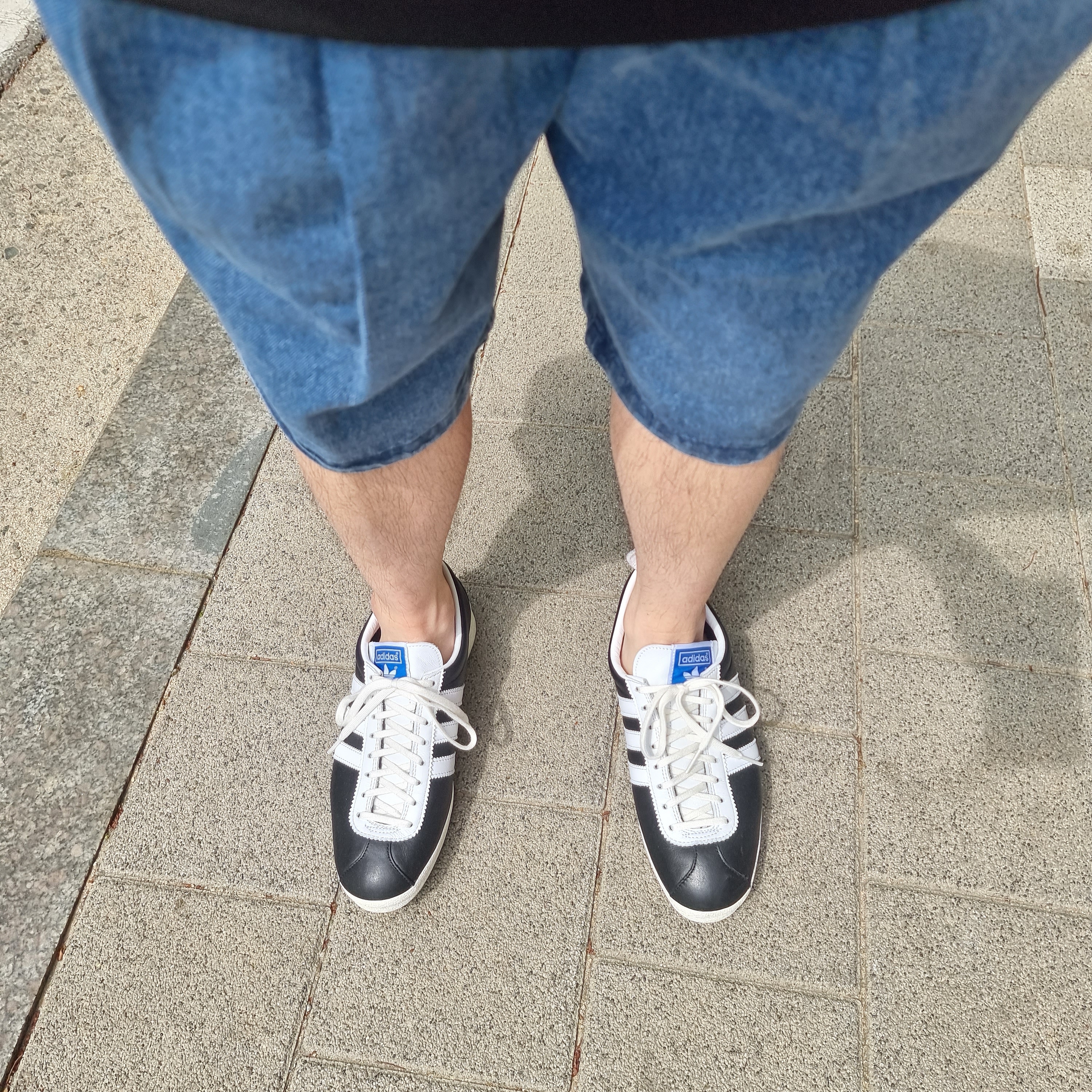 Adidas Gazelle Vintage Black White 착용 스타일 - 1