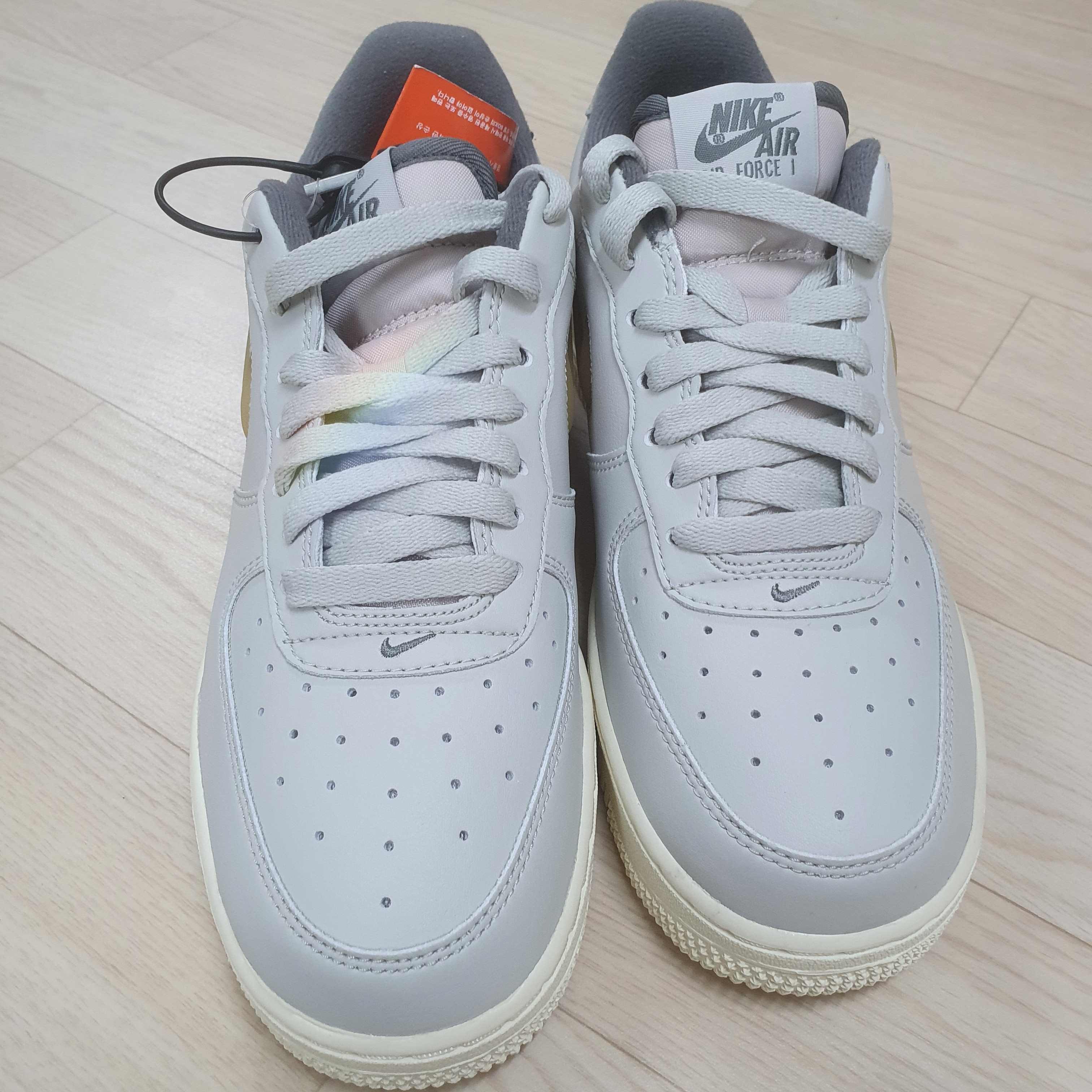 Nike Air Force 1 '07 LX Light Bone and Coconut Milk 착용 스타일