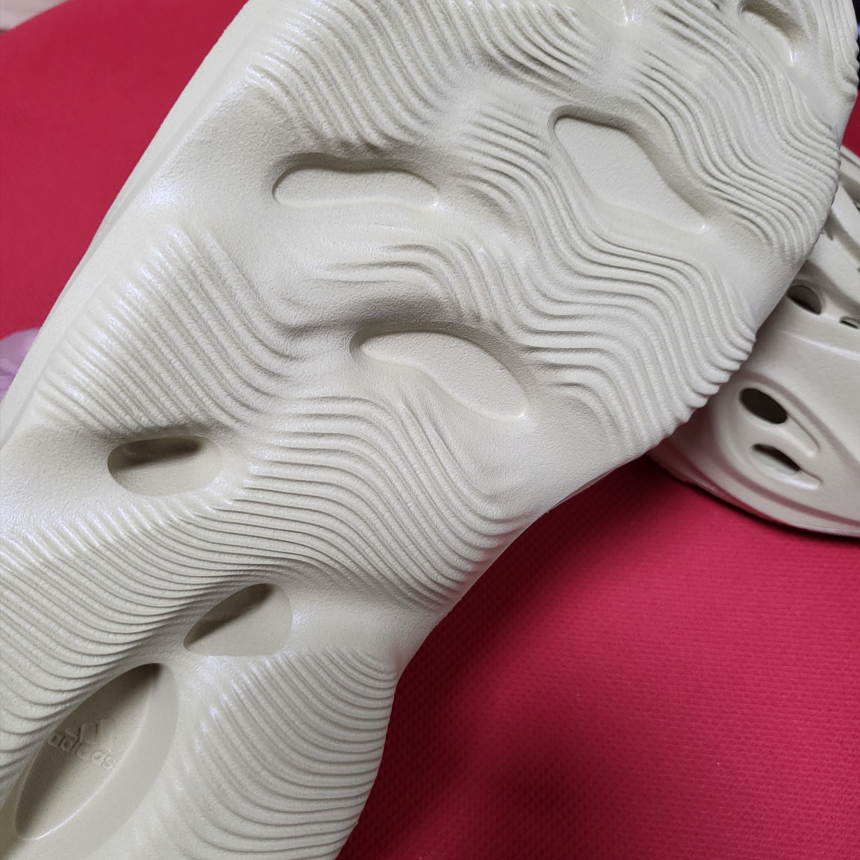 Adidas Yeezy Foam RNNR Sulfur 착용 스타일 - 3