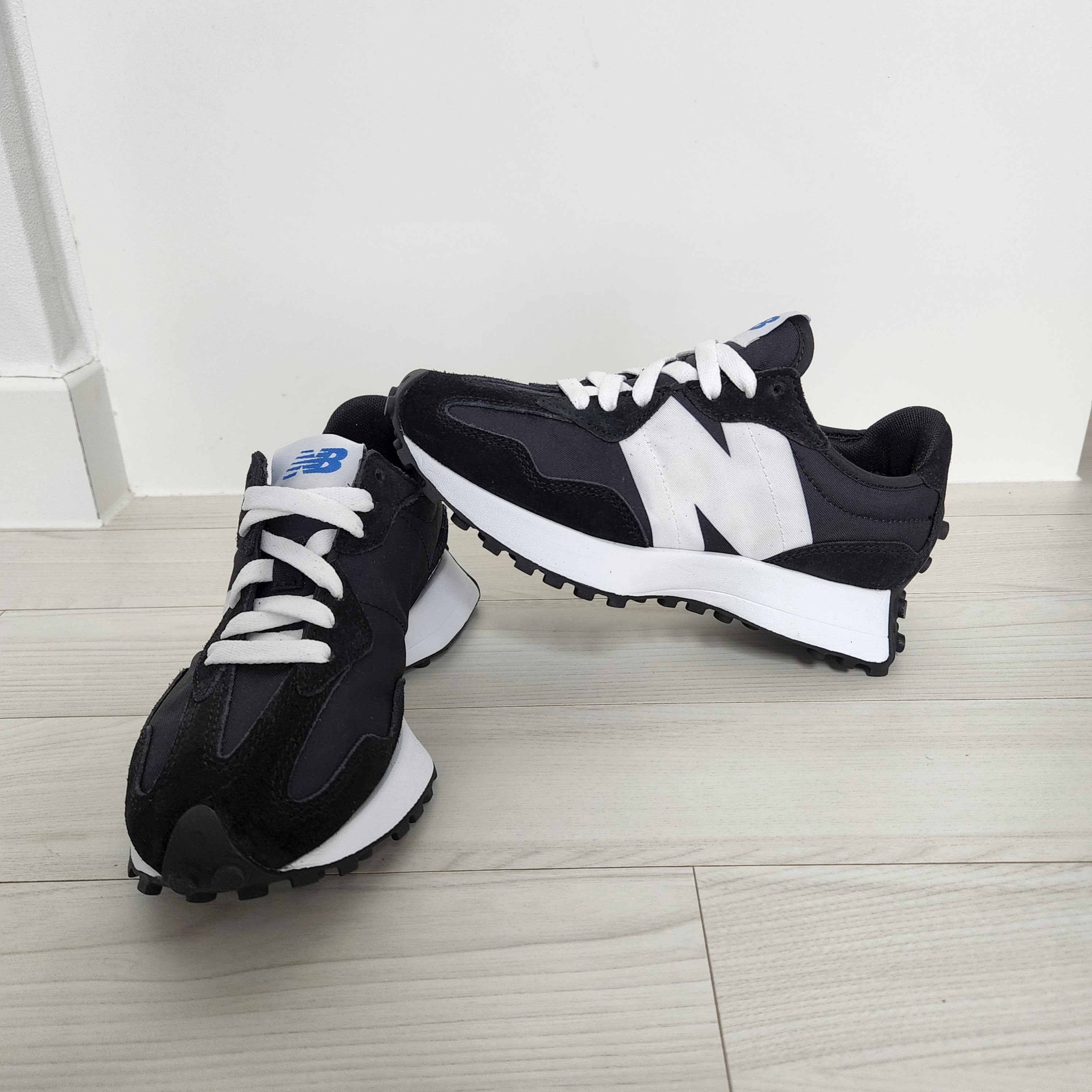 New Balance 327 Black 착용 스타일