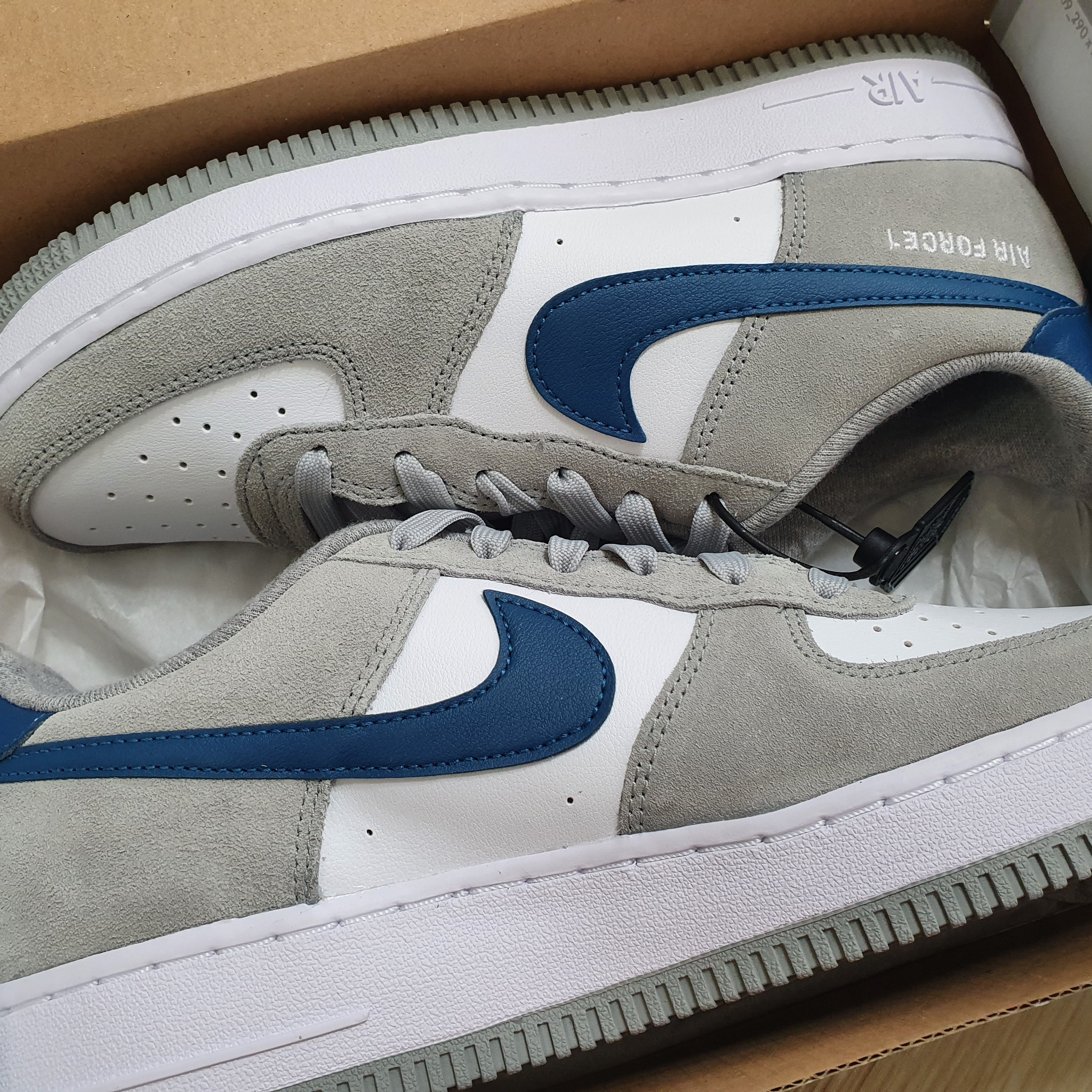 (GS) Nike Air Force 1 LV8 Athletic Club Light Smoke Grey Marina 착용 스타일 - 1