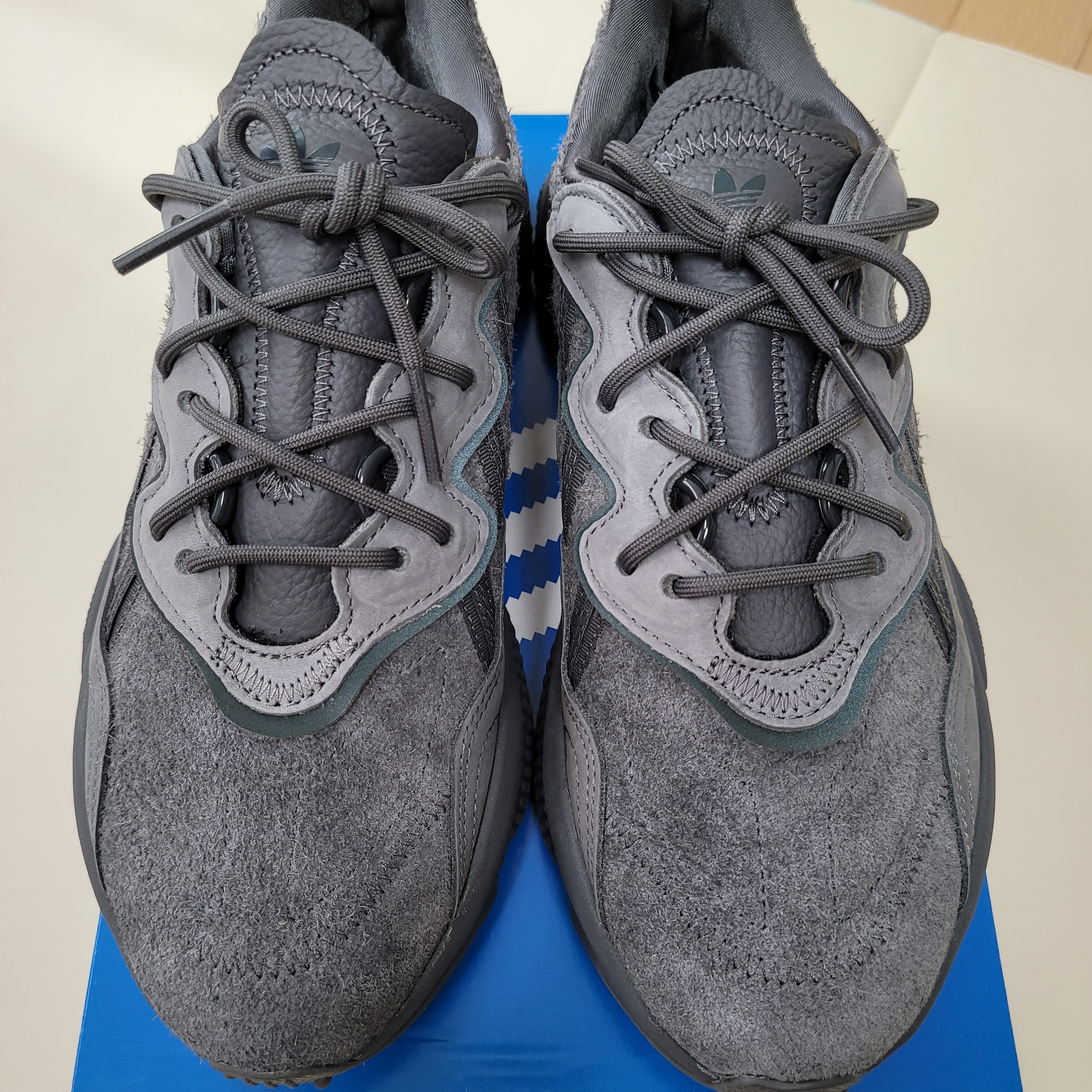 Adidas Ozweego Grey 착용 스타일 - 1