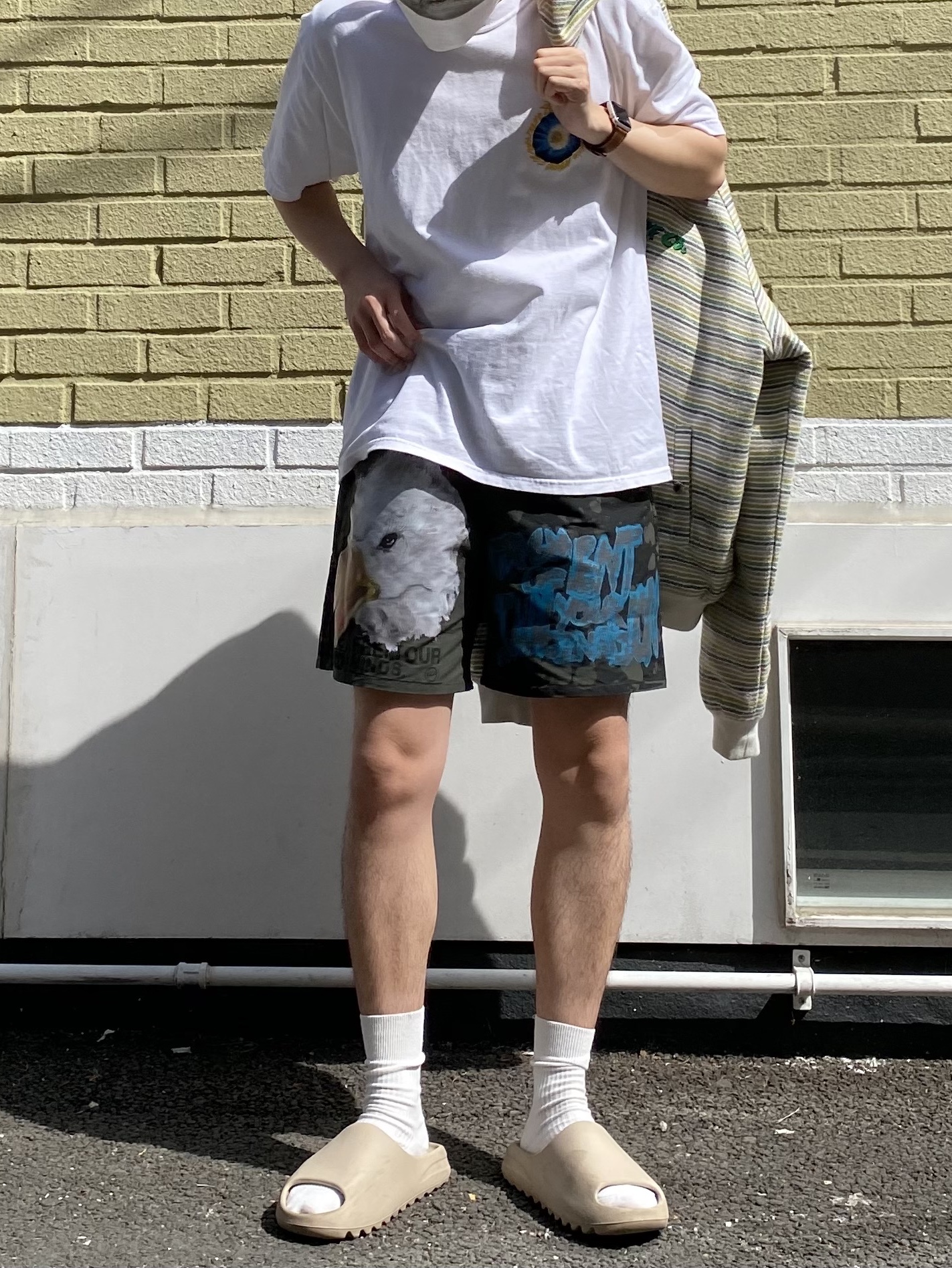 Adidas Yeezy Slide Pure - Re-Release Ver., Stussy Cosmos T-Shirt White 착용 스타일 - 1