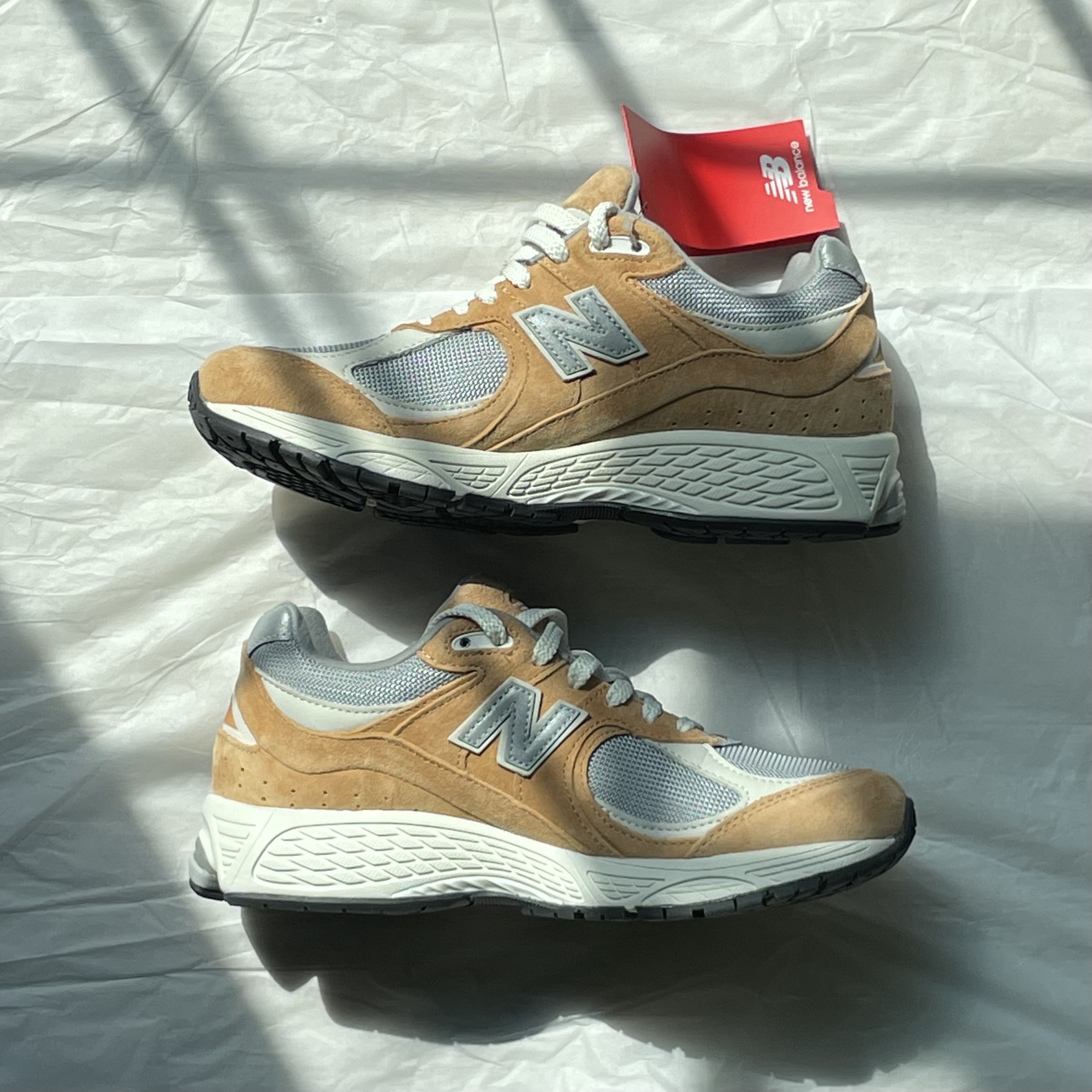 New Balance 2002R Special Vintage Beige 착용 스타일 - 2