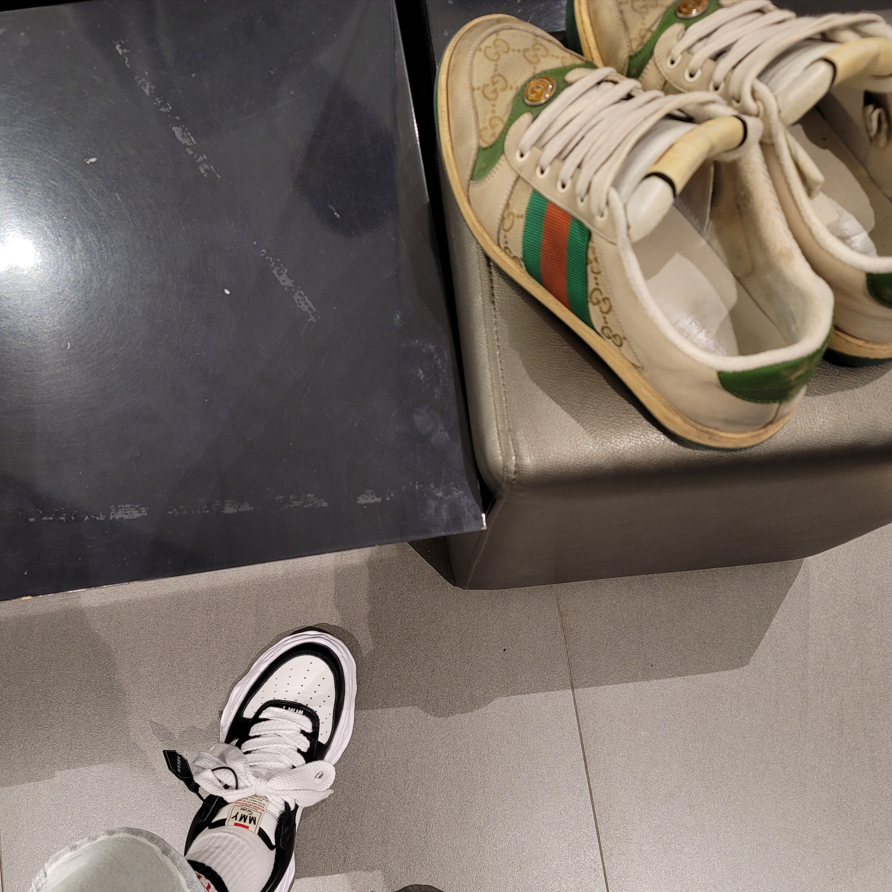 Gucci Screener GG Canvas Distressed Sneakers, Maison Mihara Yasuhiro Wayne OG Sole Leather Low-top Sneakers Black White 착용 스타일