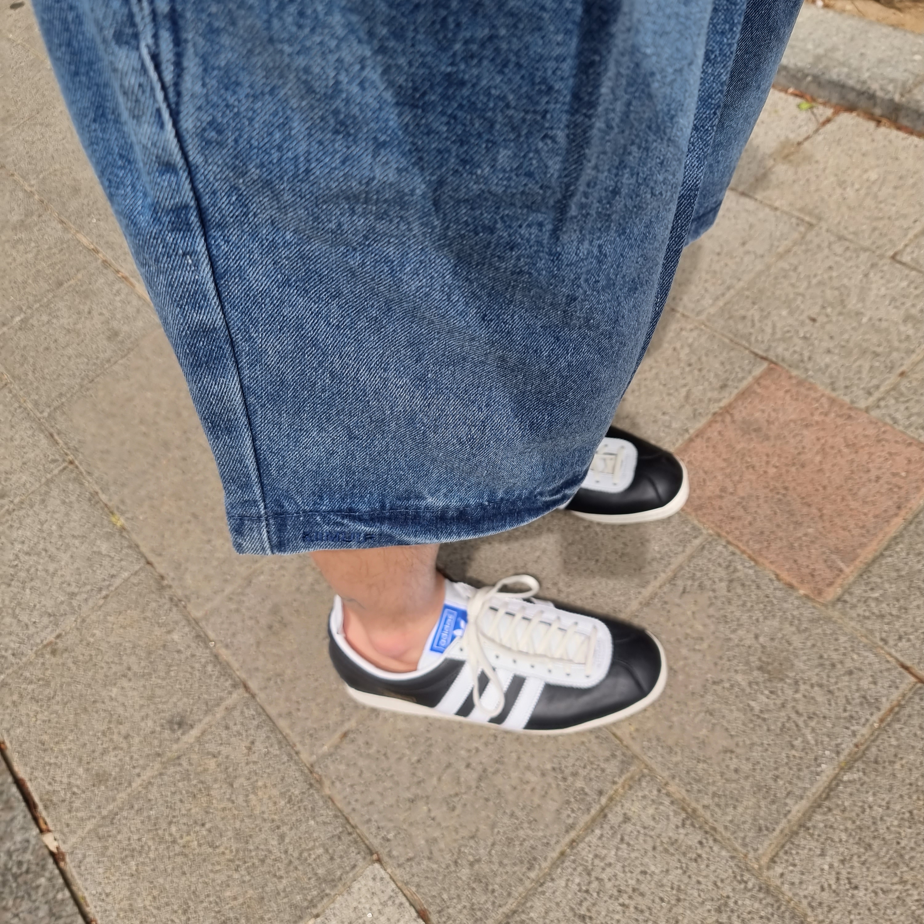 Adidas Gazelle Vintage Black White 착용 스타일 - 2