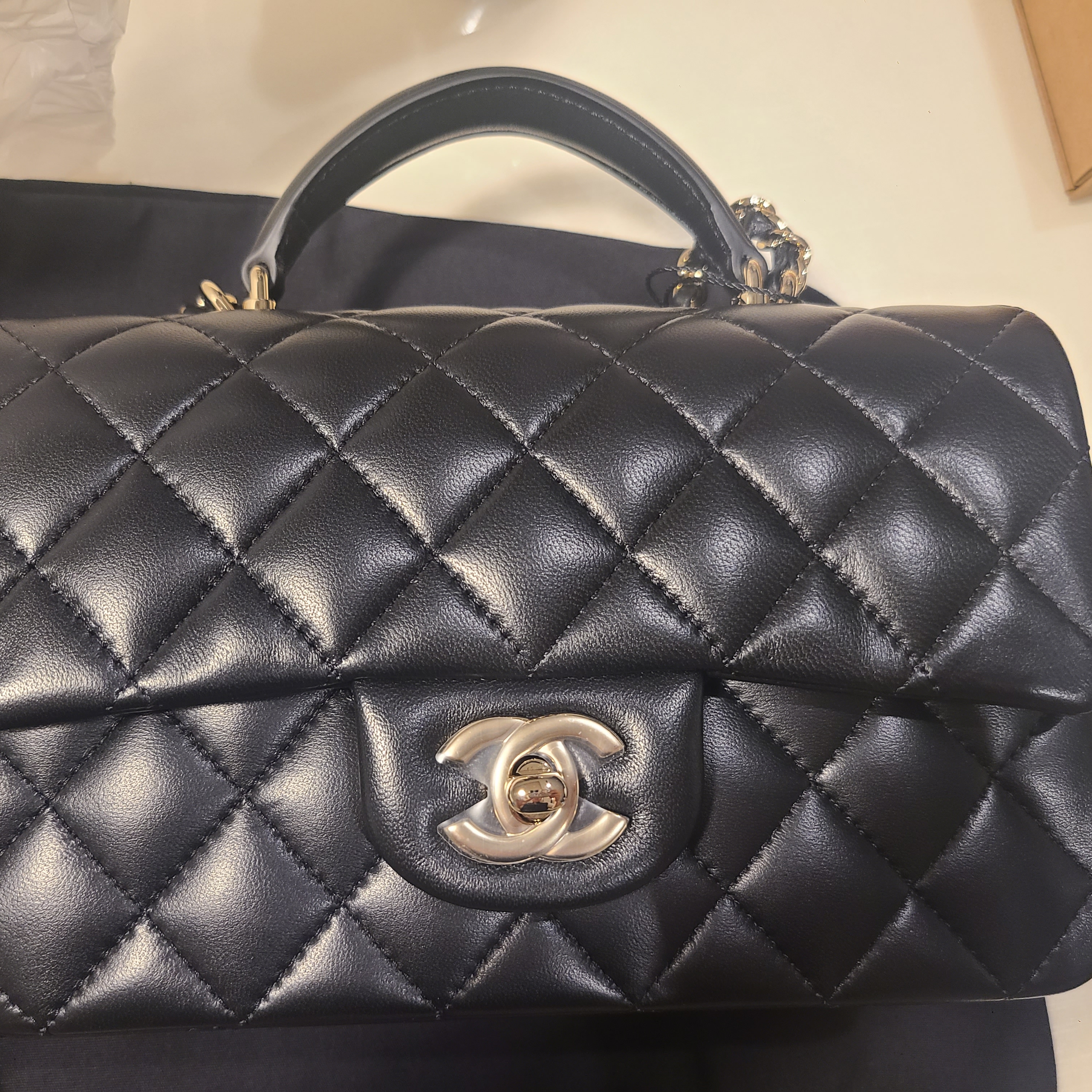 Chanel Mini Flap Bag with Top Handle Lambskin & Gold Black 착용 스타일