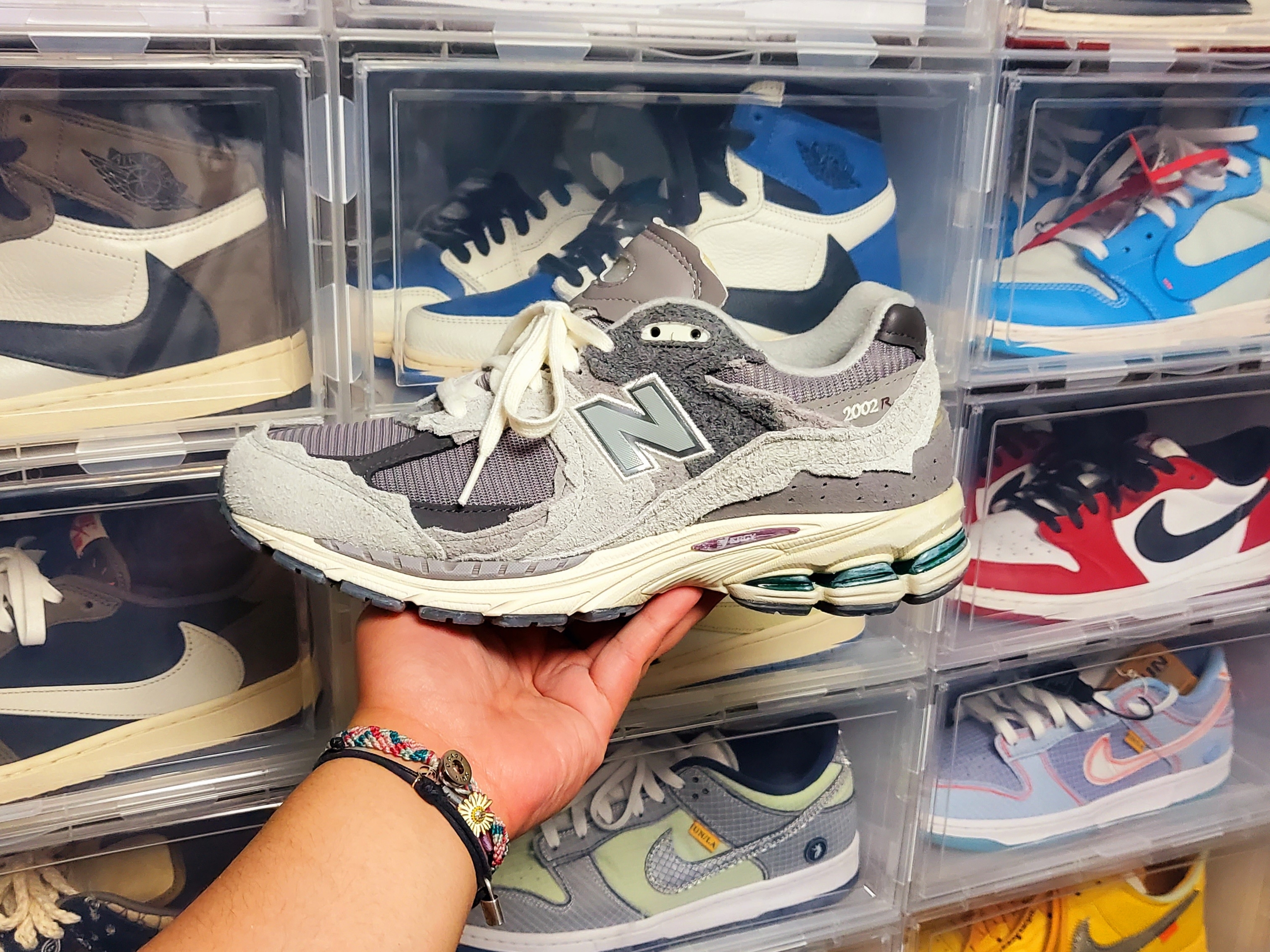 New Balance 2002R Protection Pack Rain Cloud 착용 스타일 - 2
