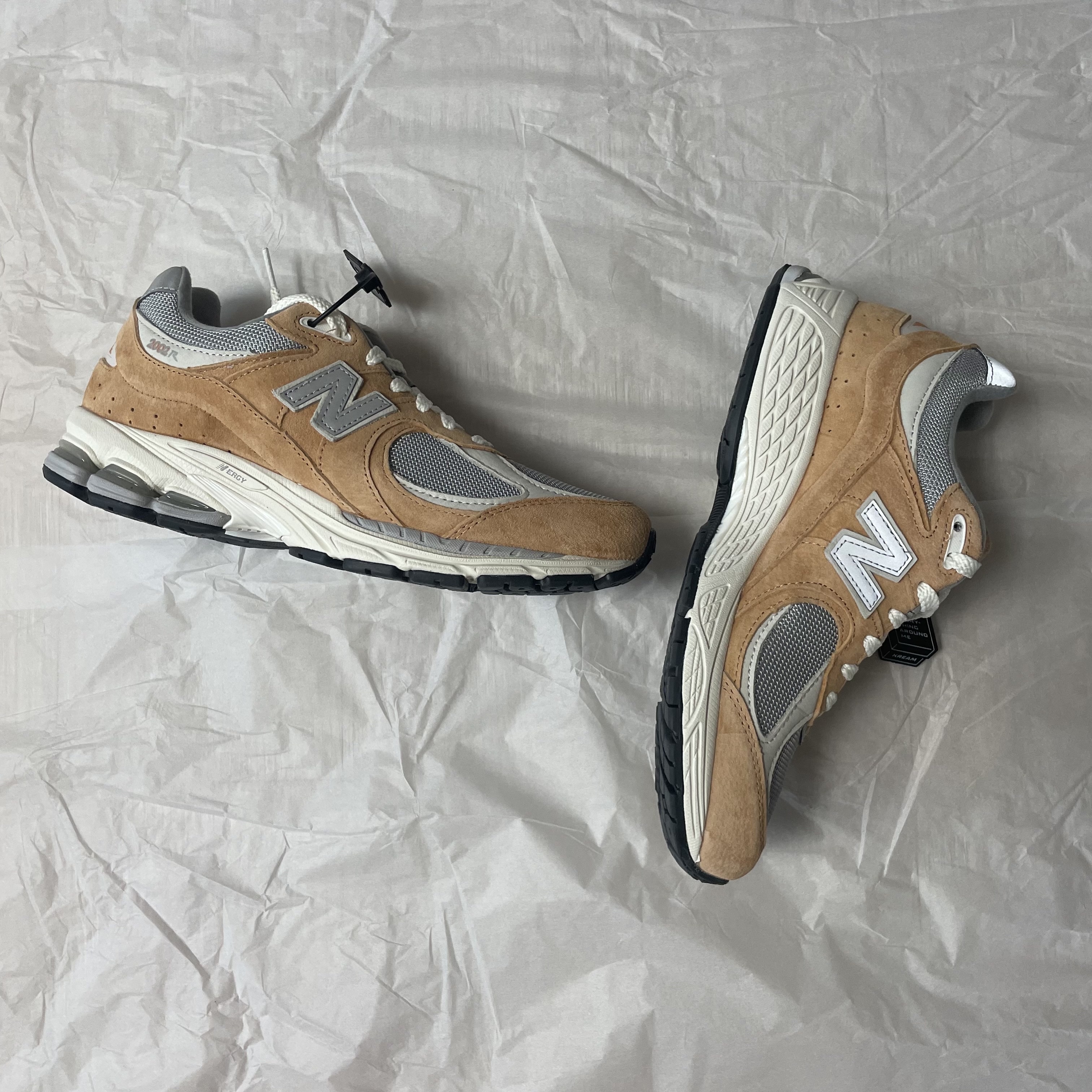 New Balance 2002R Special Vintage Beige 착용 스타일 - 1