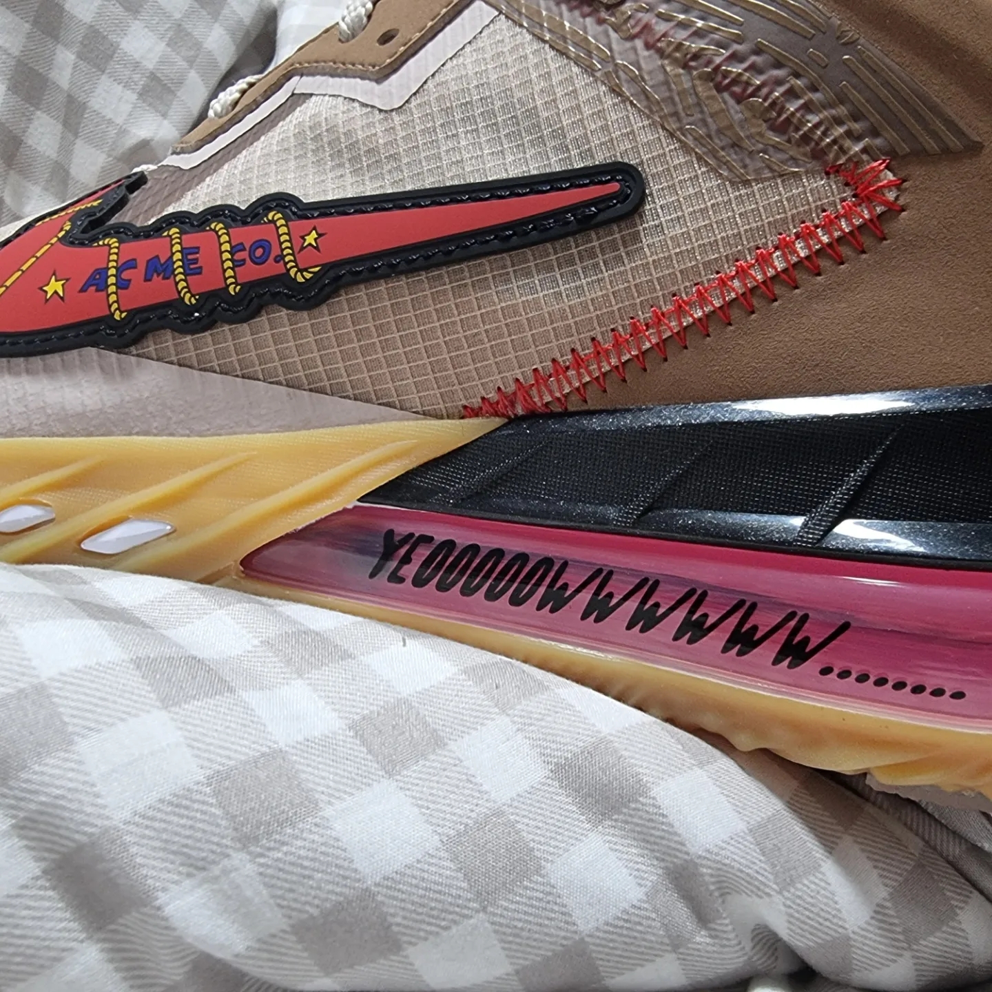 Nike LeBron 18 Low Wile E. vs Roadrunner 착용 스타일 - 3
