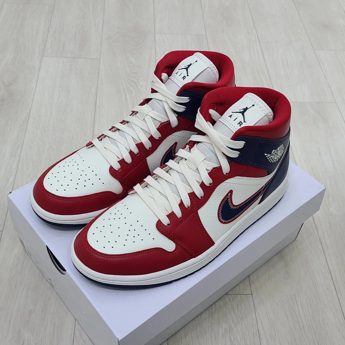 (W) Jordan 1 Mid SE Gym Red Midnight Navy 착용 스타일 - 2