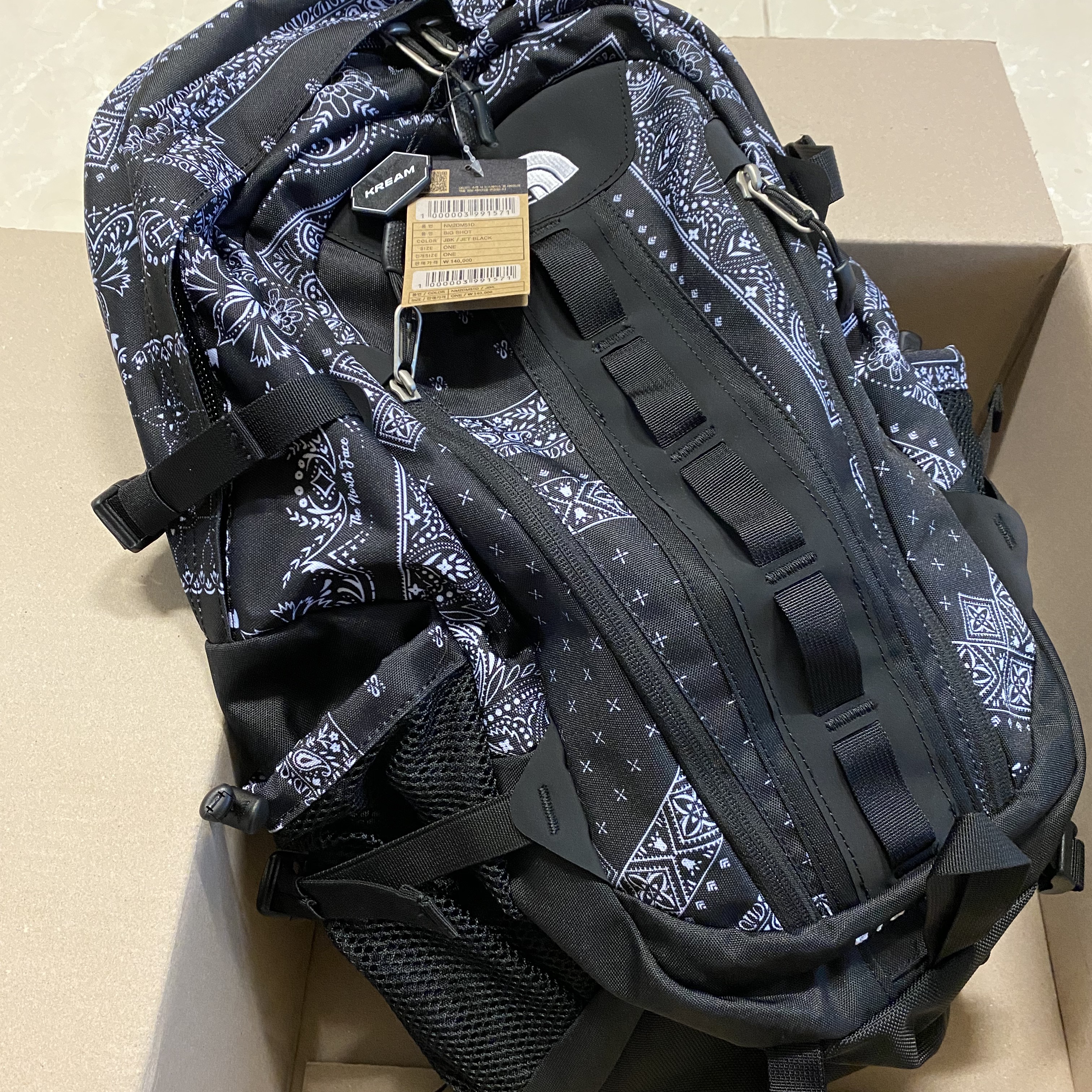 The North Face Big Shot Jet Black 착용 스타일