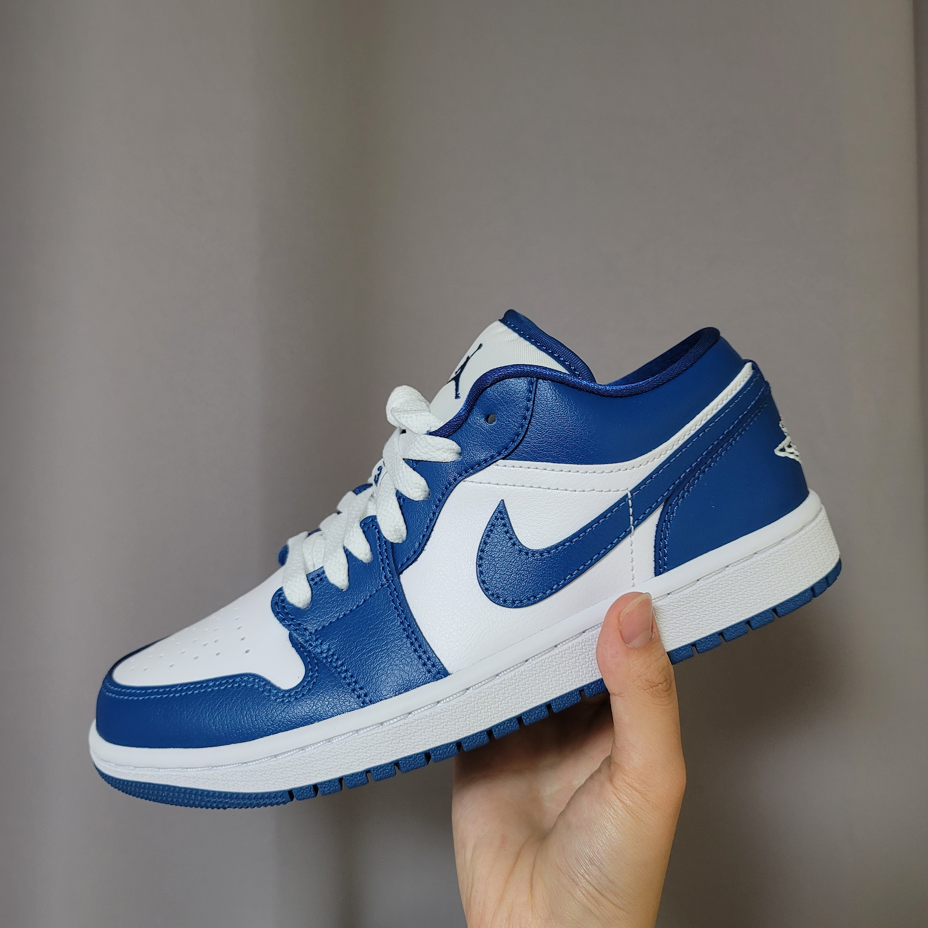 (W) Jordan 1 Low White Dark Marina Blue 착용 스타일 - 3
