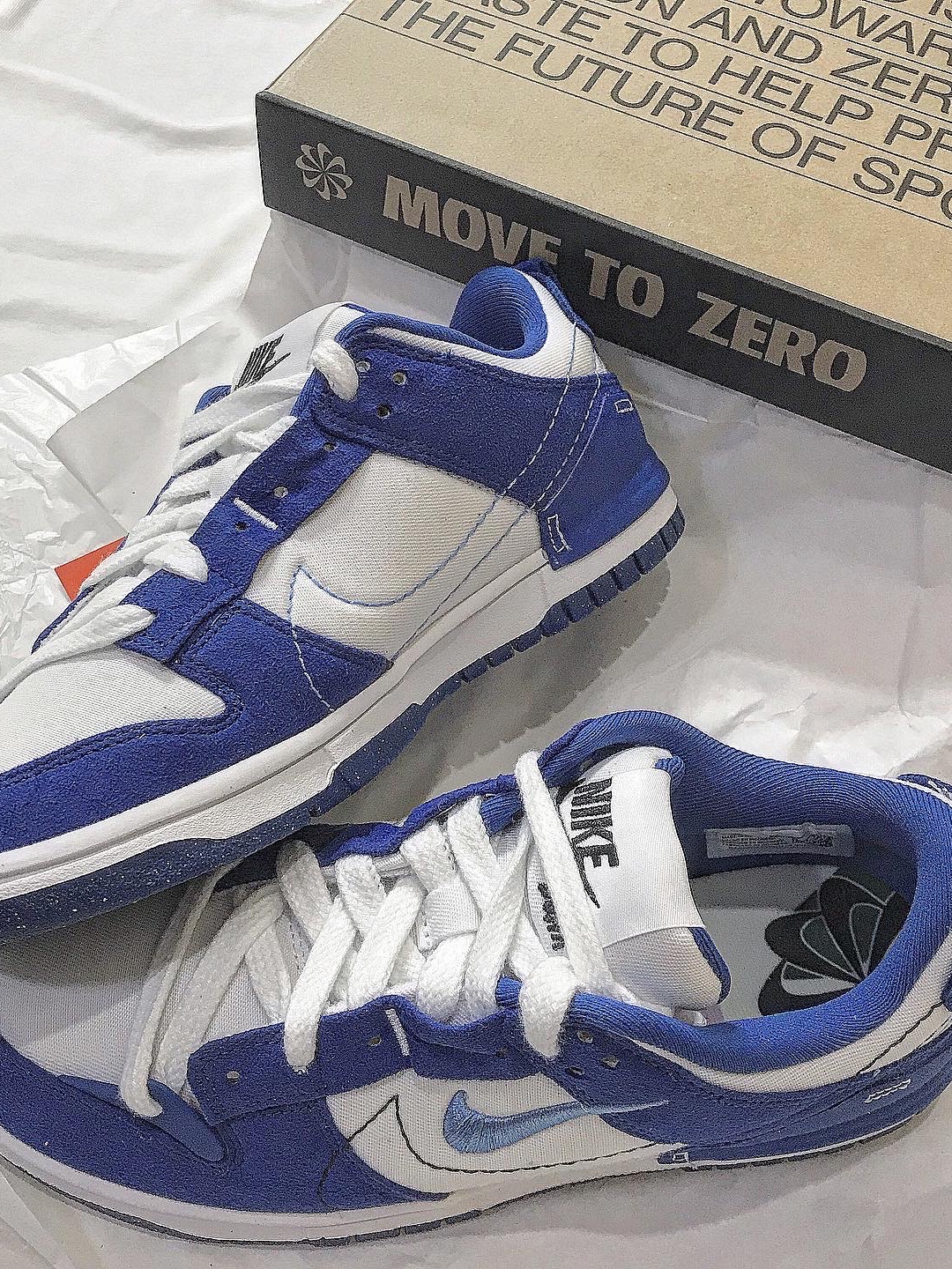 (W) Nike Dunk Low Disrupt 2 White and University Blue 착용 스타일 - 4