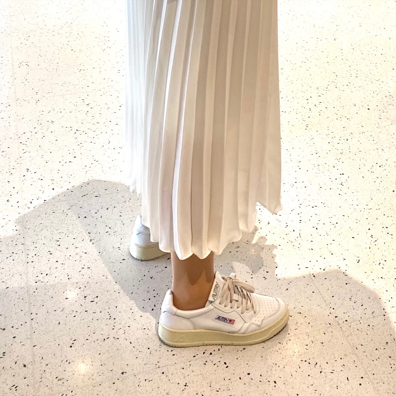 (W) Autry Medalist Low Leather Sneakers White, Autry Medalist Low Leather Sneakers White 착용 스타일 - 1
