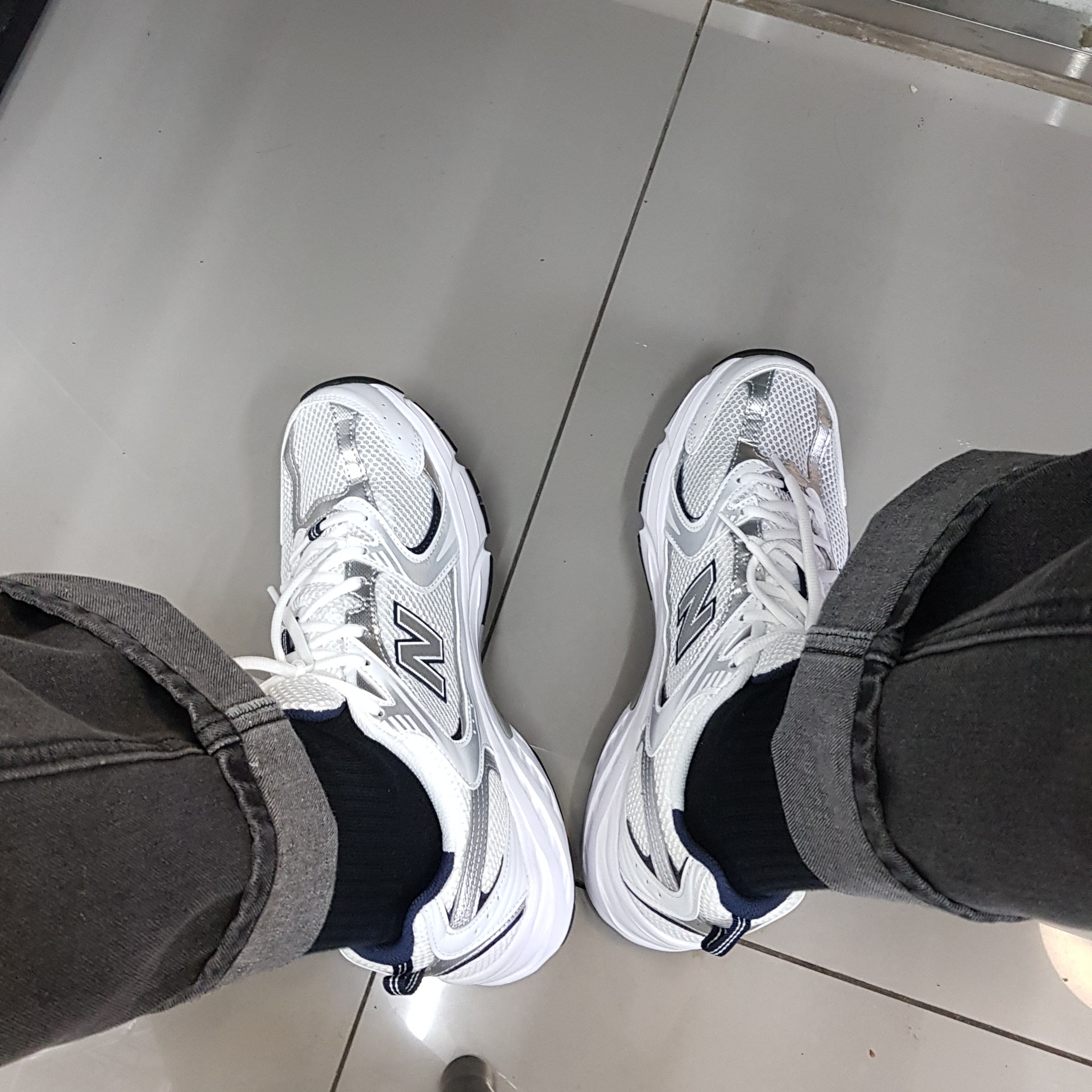 New Balance 530 White 착용 스타일 - 1