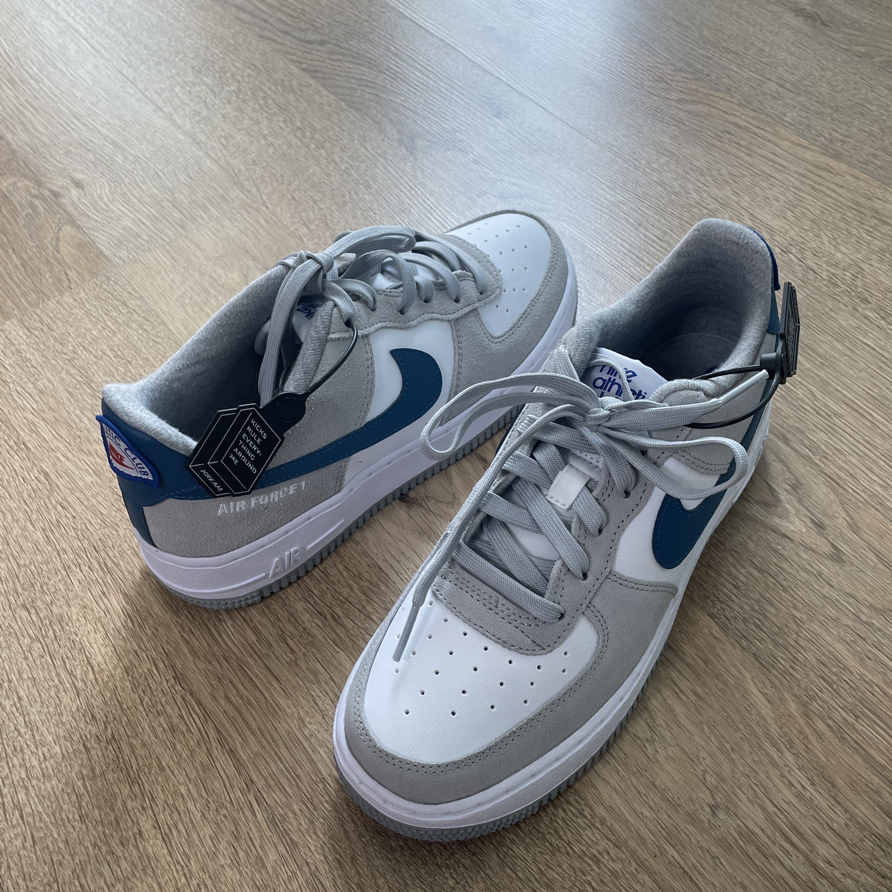(GS) Nike Air Force 1 LV8 Athletic Club Light Smoke Grey Marina 착용 스타일 - 2