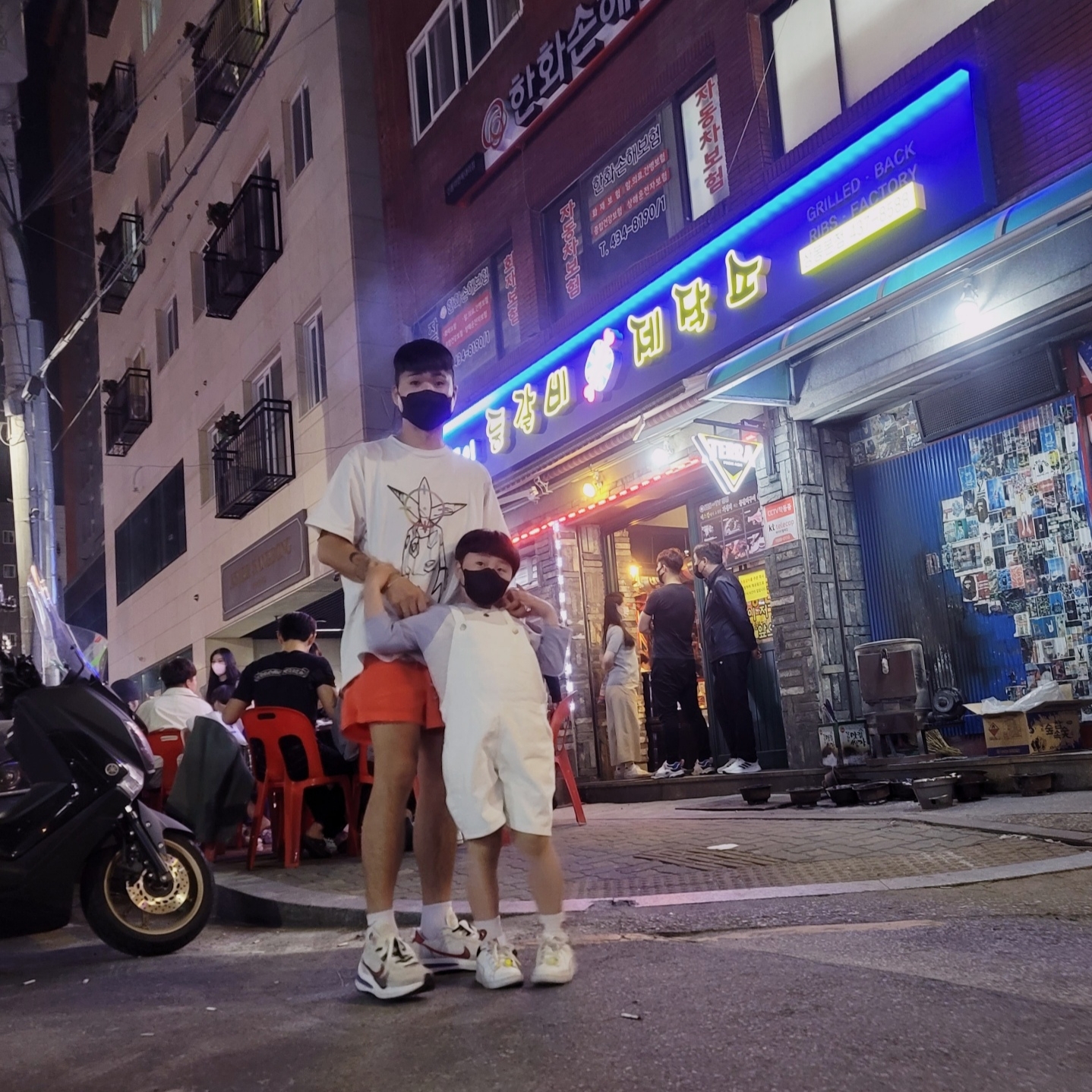 Nike x Stussy Water Shorts Habanero Red, Nike x Sacai VaporWaffle Royal Fuchsia 착용 스타일