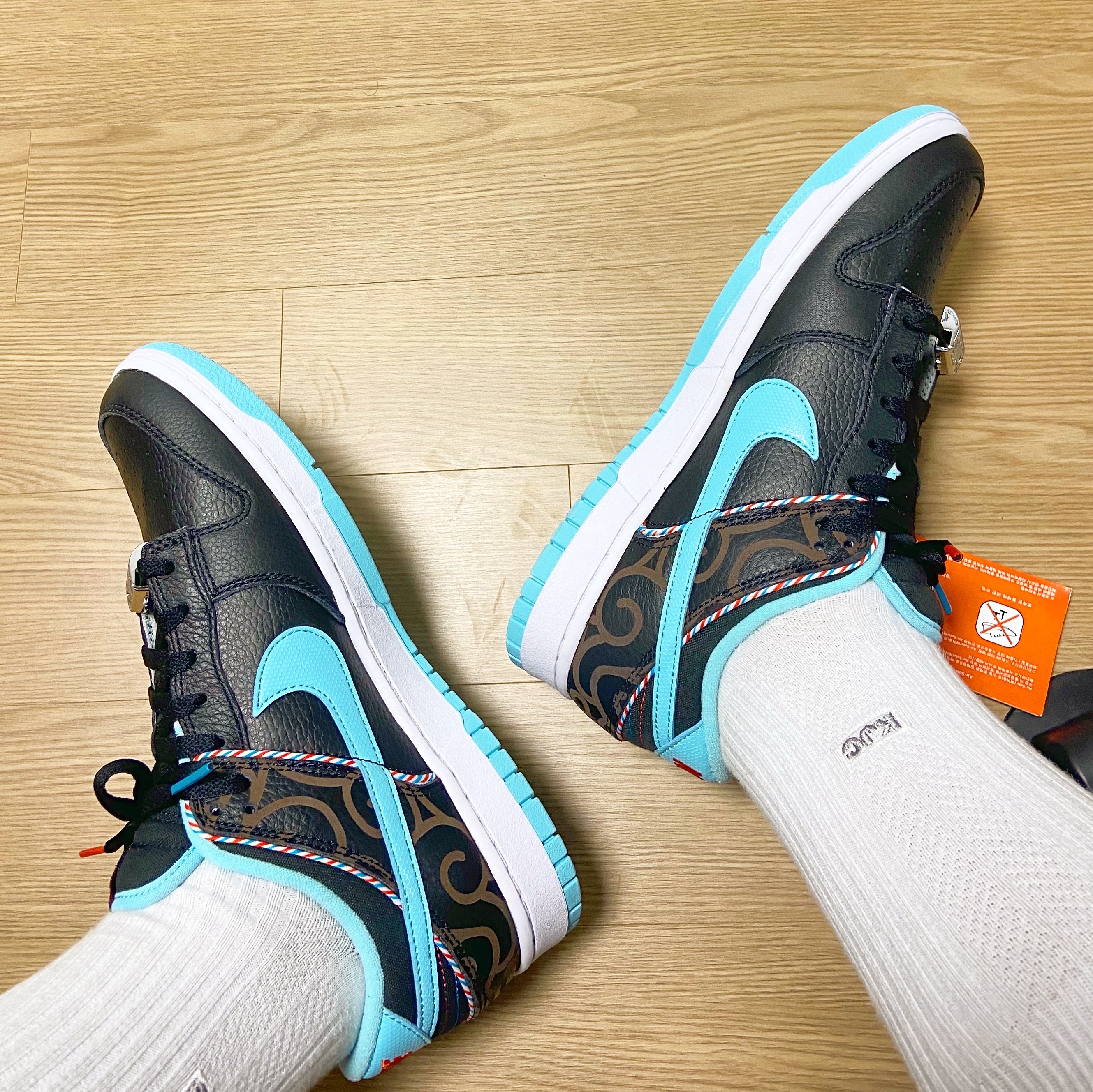 Nike Dunk Low Retro SE Barber Shop Black 착용 스타일