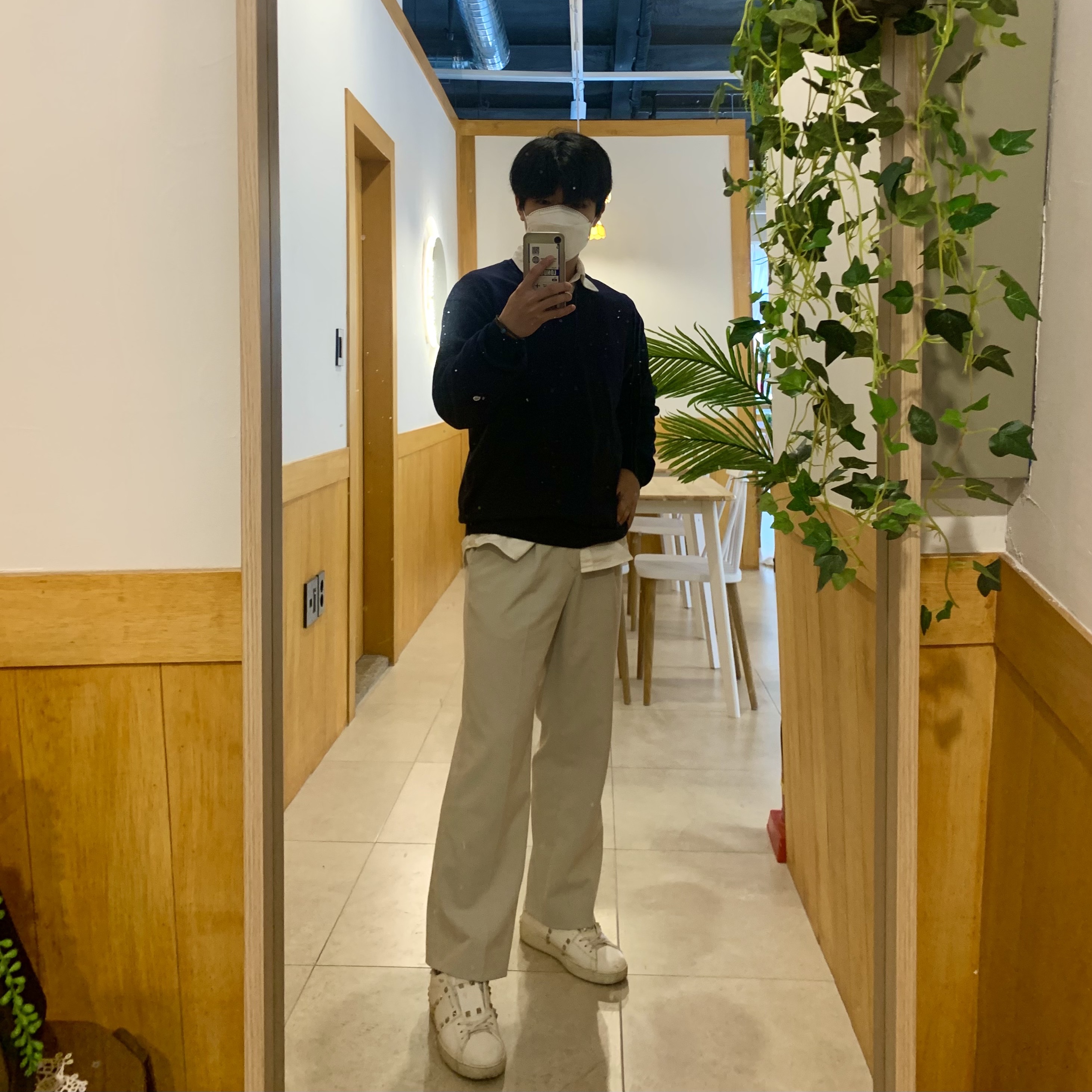 (W) Valentino Calfskin Rockstud Untitled Sneakers White 착용 스타일