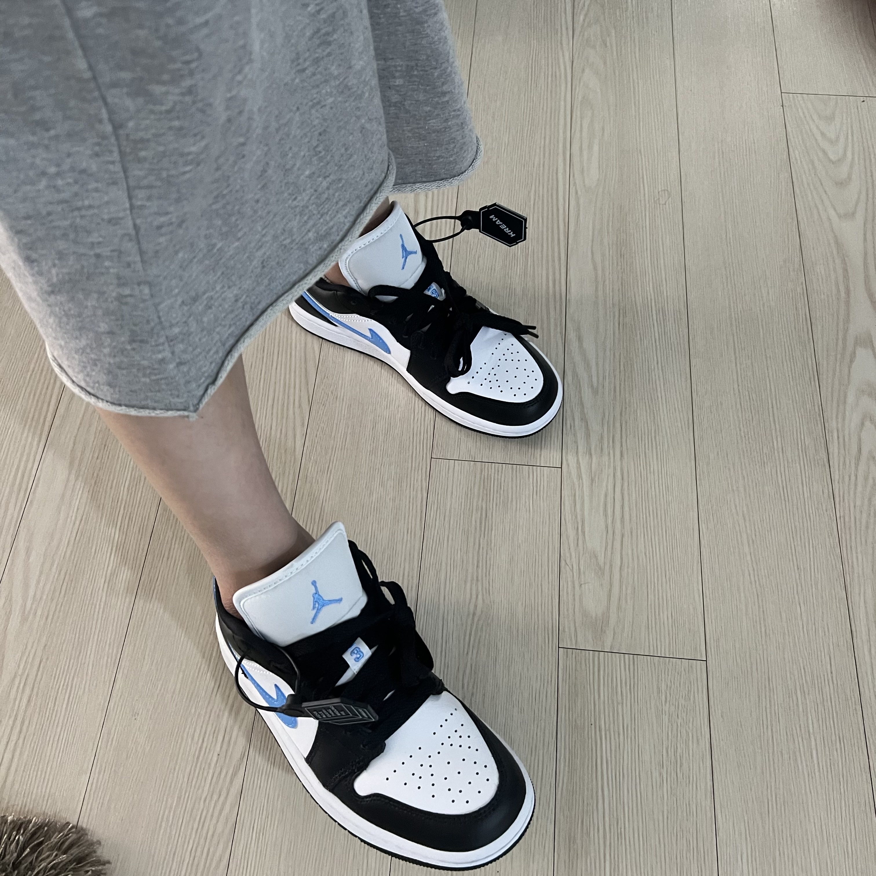 (W) Jordan 1 Low Black University Blue 착용 스타일 - 2