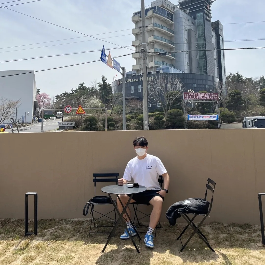 IAB Studio T-Shirt White, Essentials Sweatshorts Black - 21SS 착용 스타일