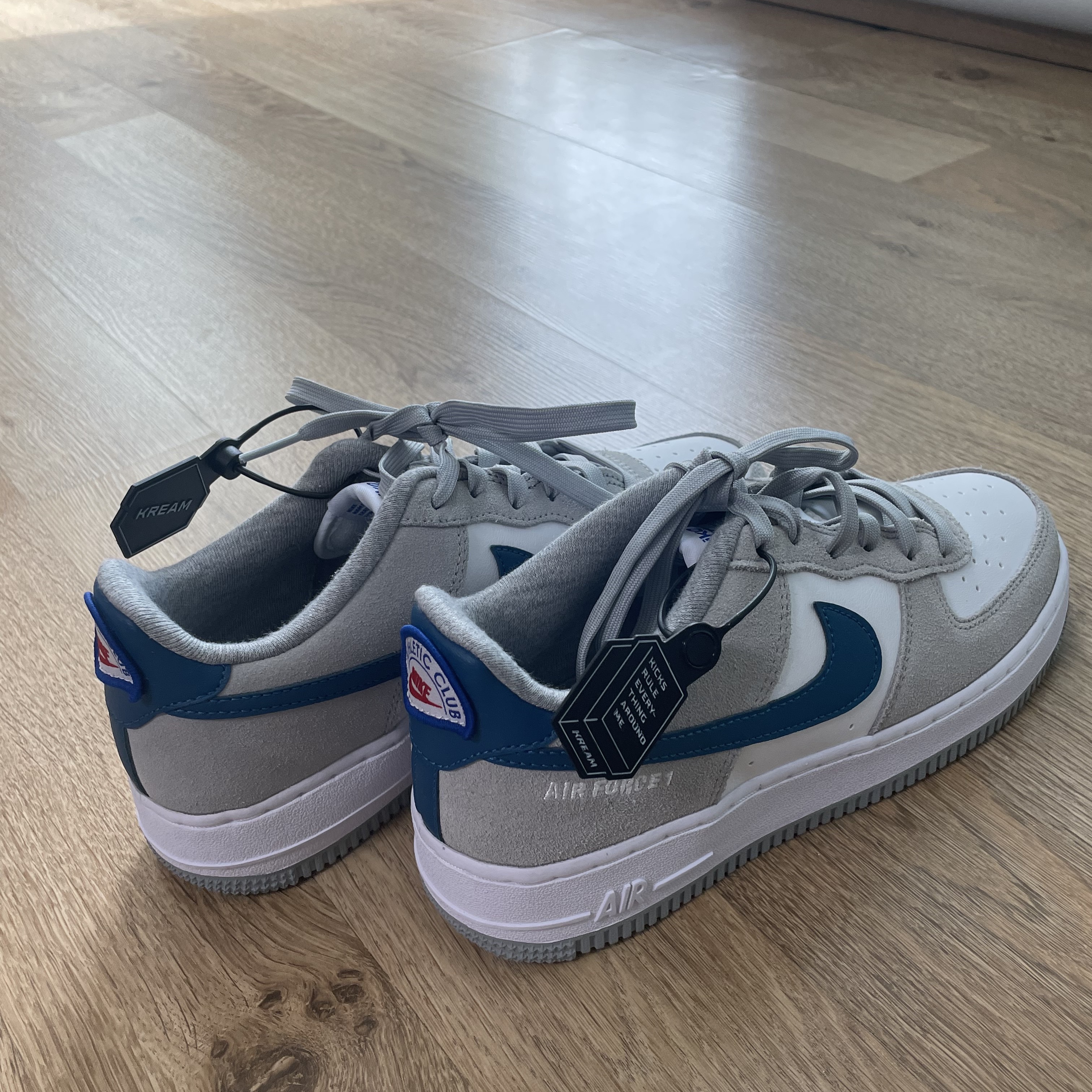 (GS) Nike Air Force 1 LV8 Athletic Club Light Smoke Grey Marina 착용 스타일 - 1