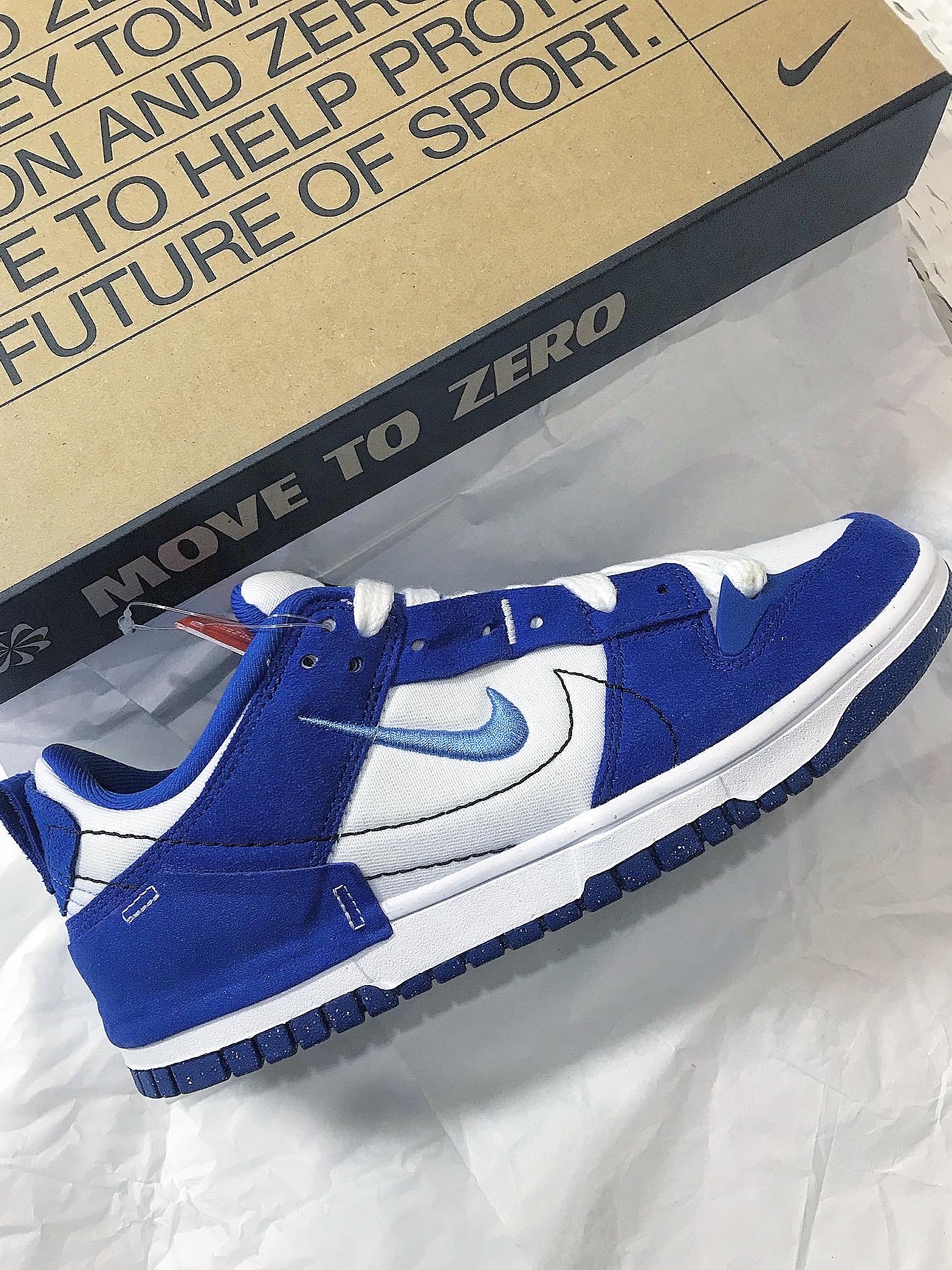 (W) Nike Dunk Low Disrupt 2 White and University Blue 착용 스타일 - 3