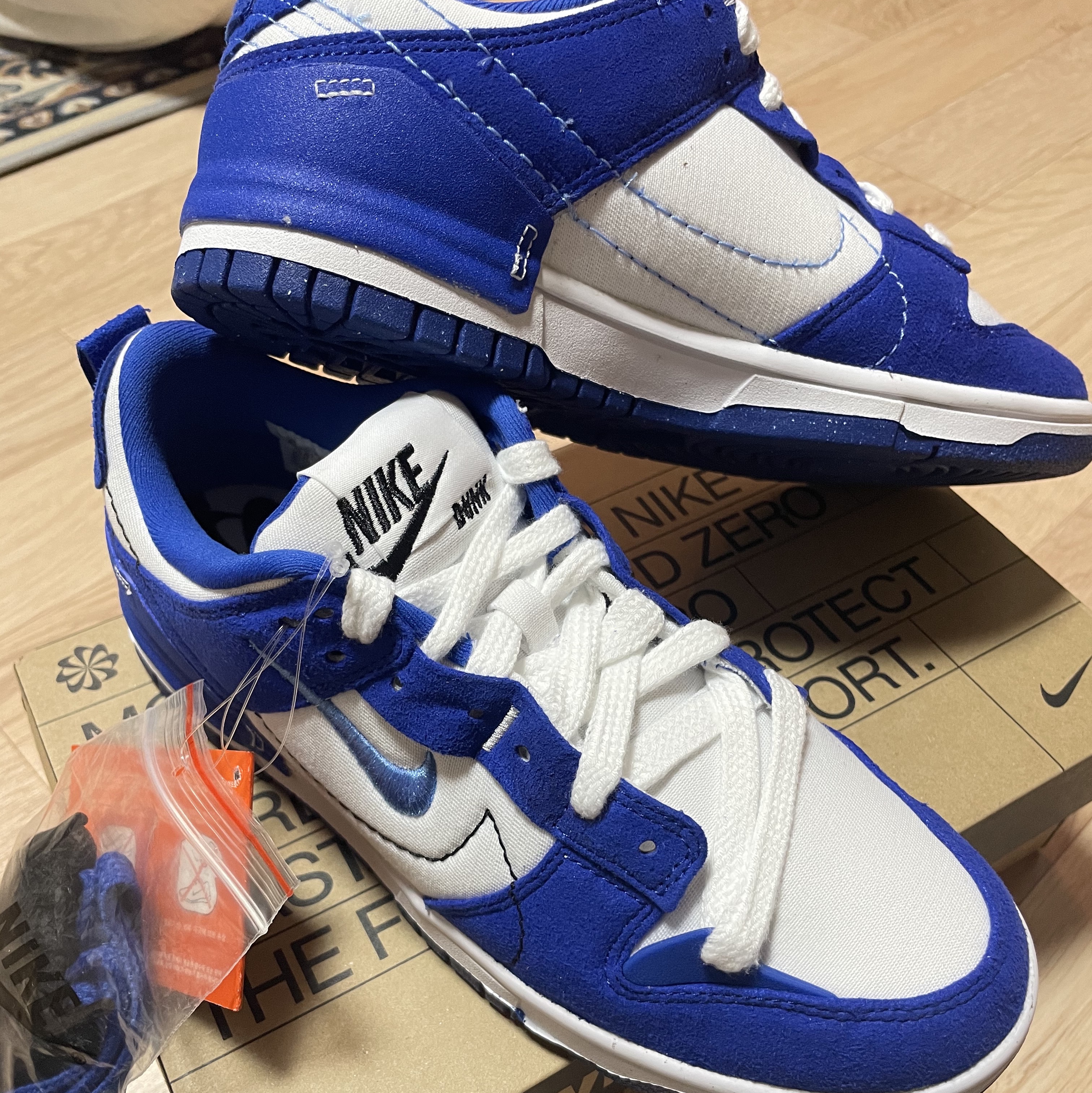 (W) Nike Dunk Low Disrupt 2 White and University Blue 착용 스타일 - 2