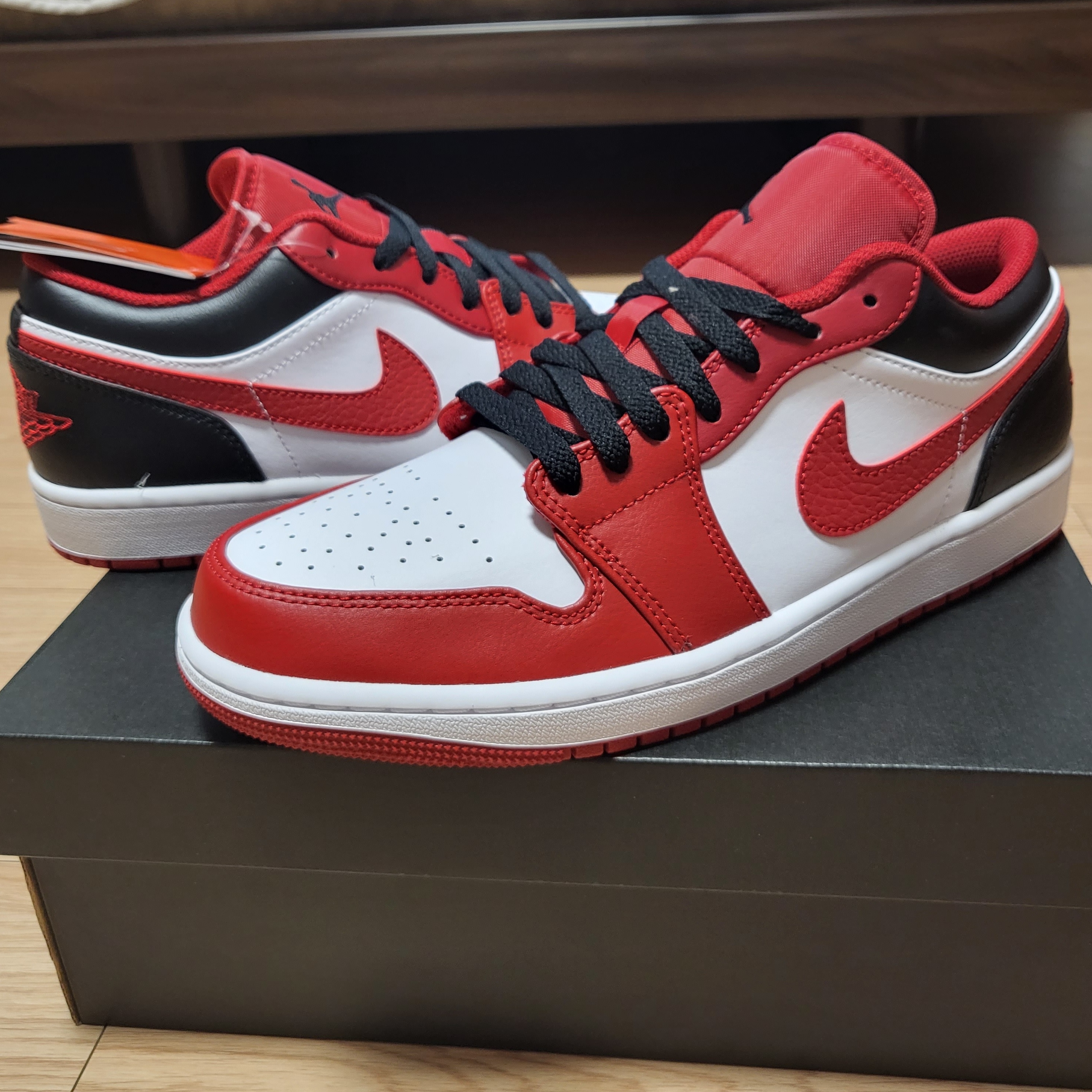 Jordan 1 Low White Gym Red Black 착용 스타일
