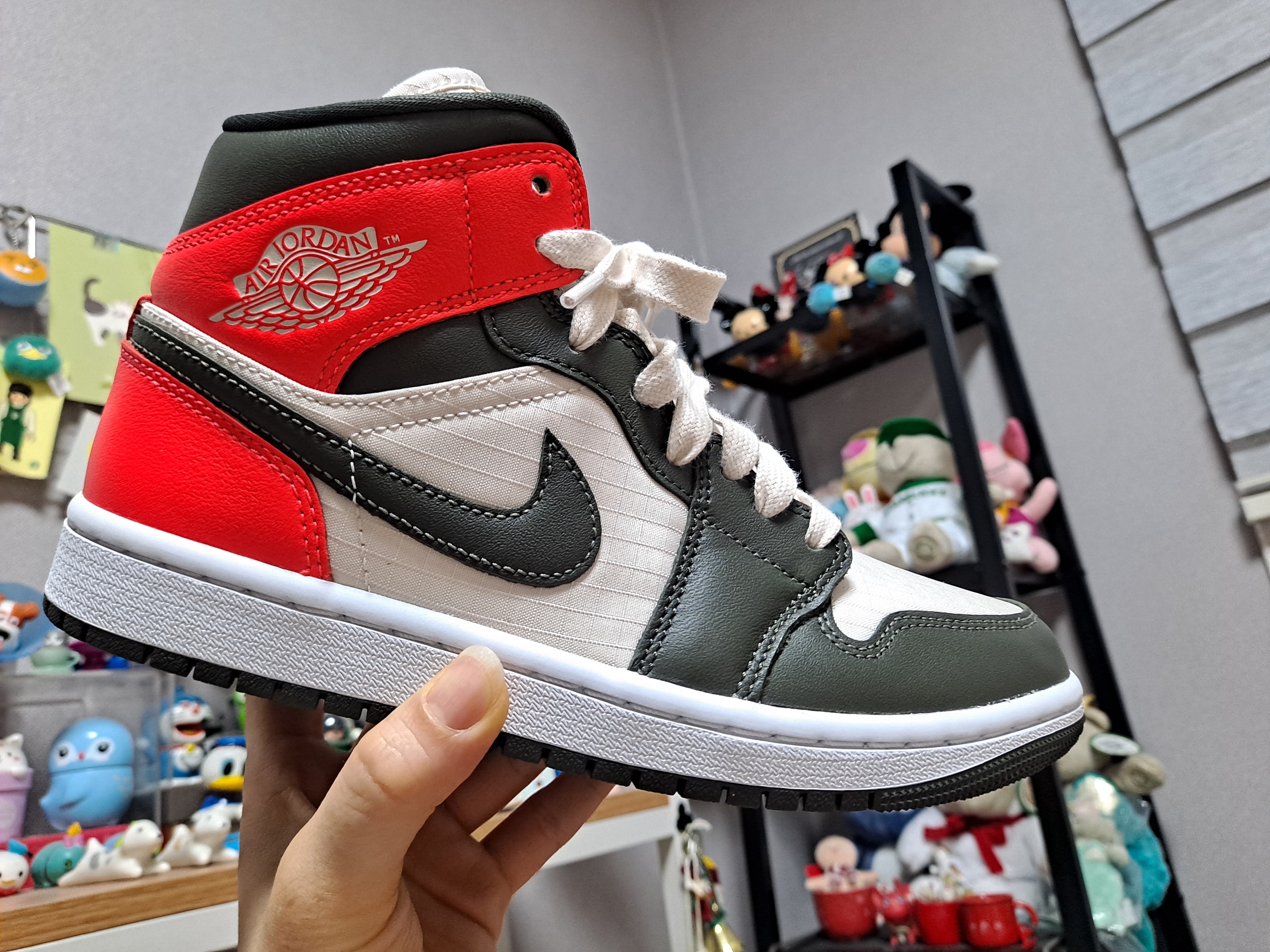 (W) Jordan 1 Mid SE Newsprint 착용 스타일 - 1