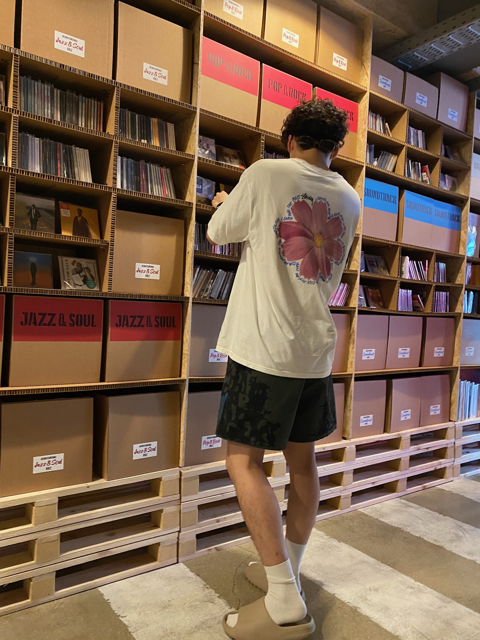 Adidas Yeezy Slide Pure - Re-Release Ver., Stussy Cosmos T-Shirt White 착용 스타일 - 2