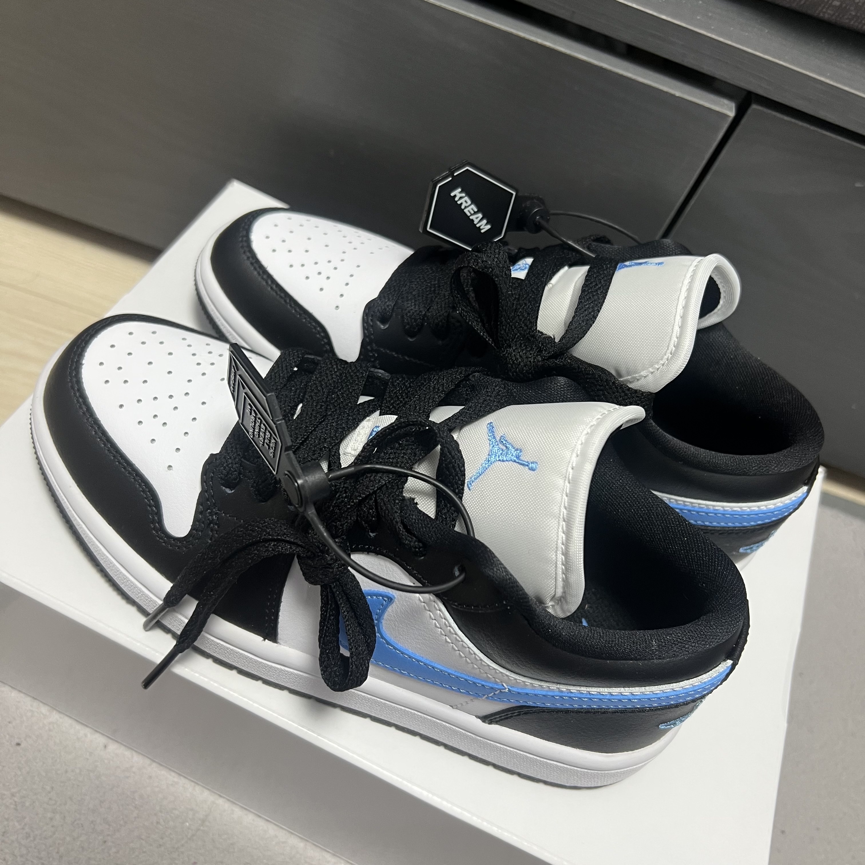 (W) Jordan 1 Low Black University Blue 착용 스타일 - 1