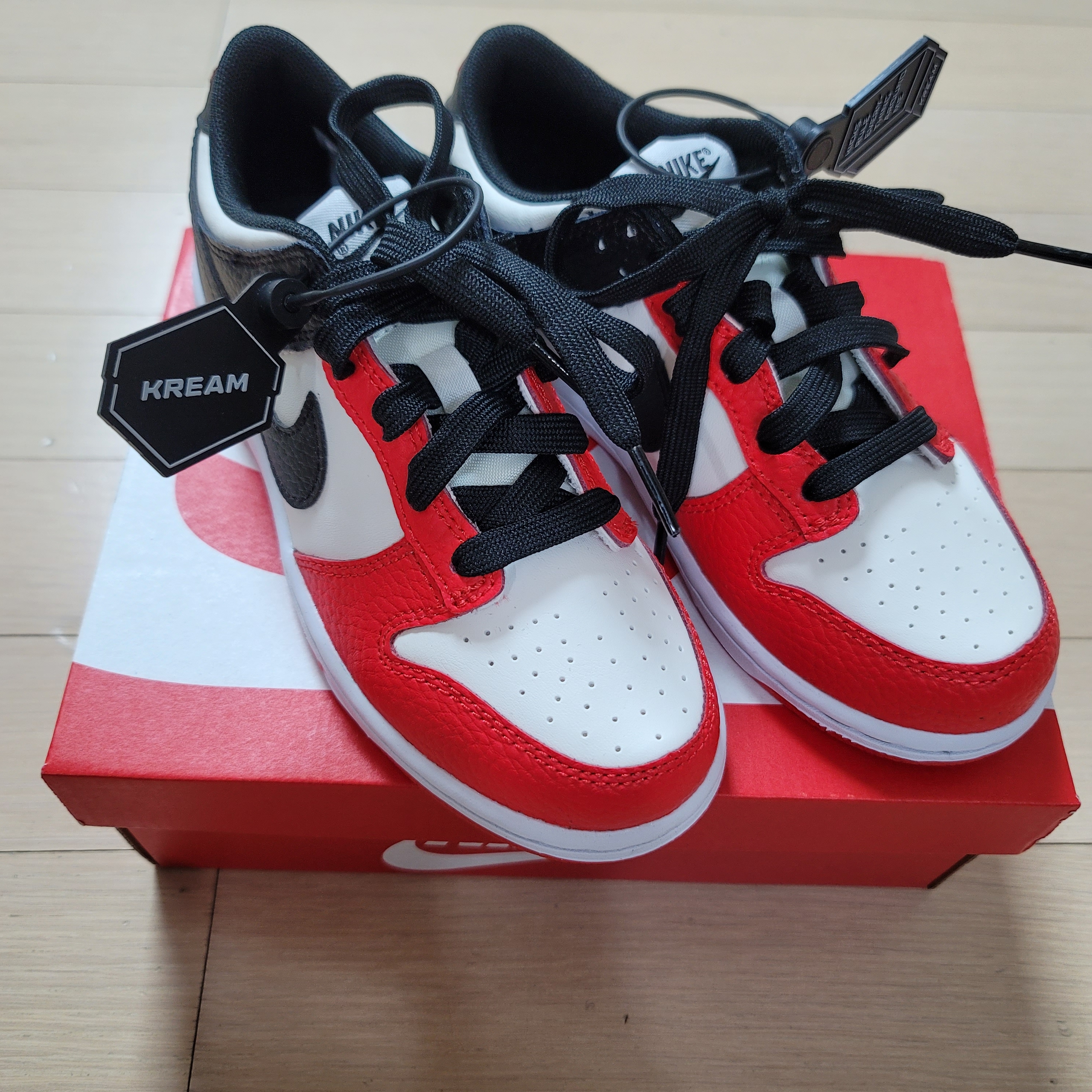 (PS) Nike x NBA Dunk Low Black and Chile Red 착용 스타일 - 1