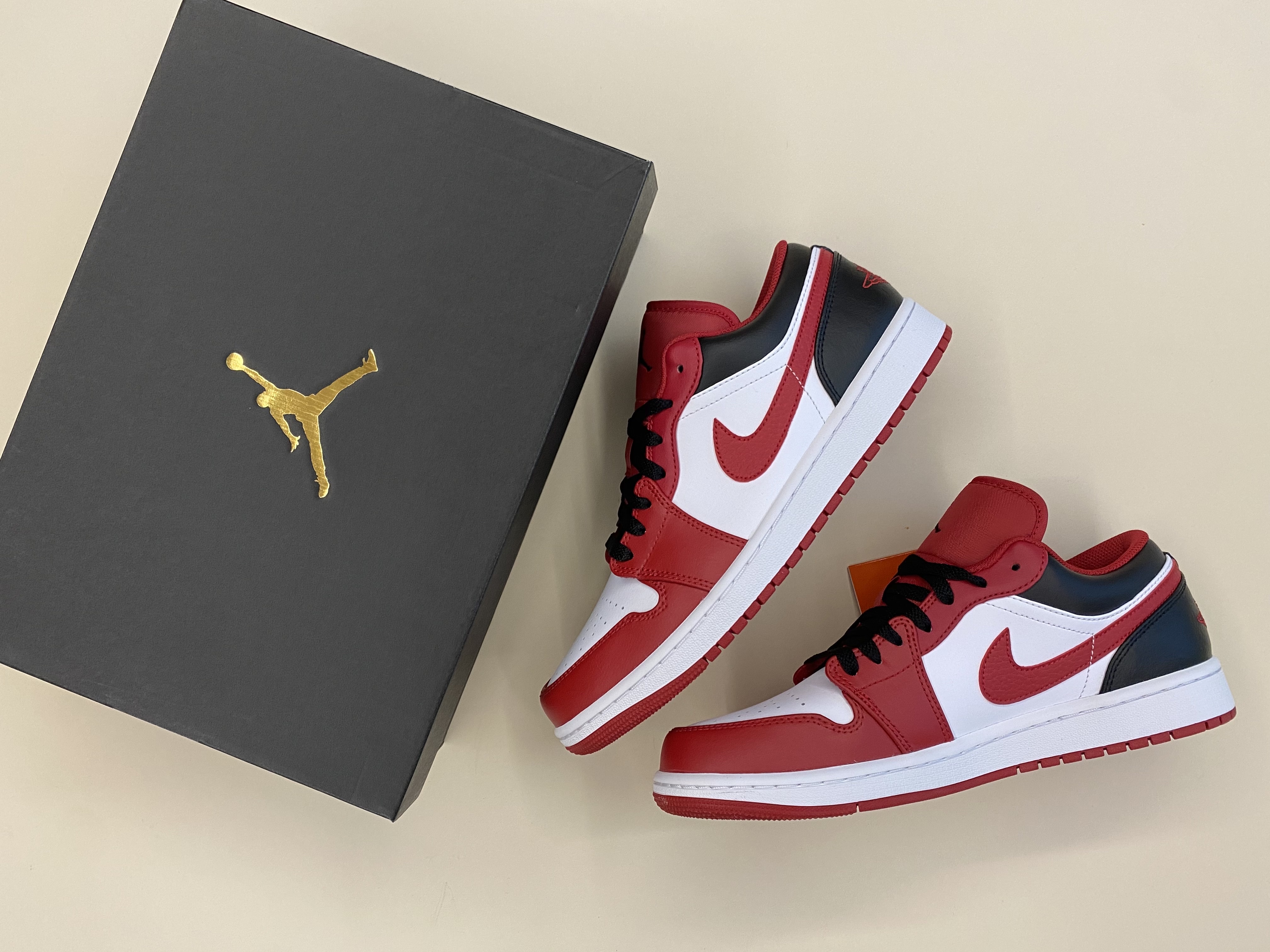Jordan 1 Low White Gym Red Black 착용 스타일 - 1