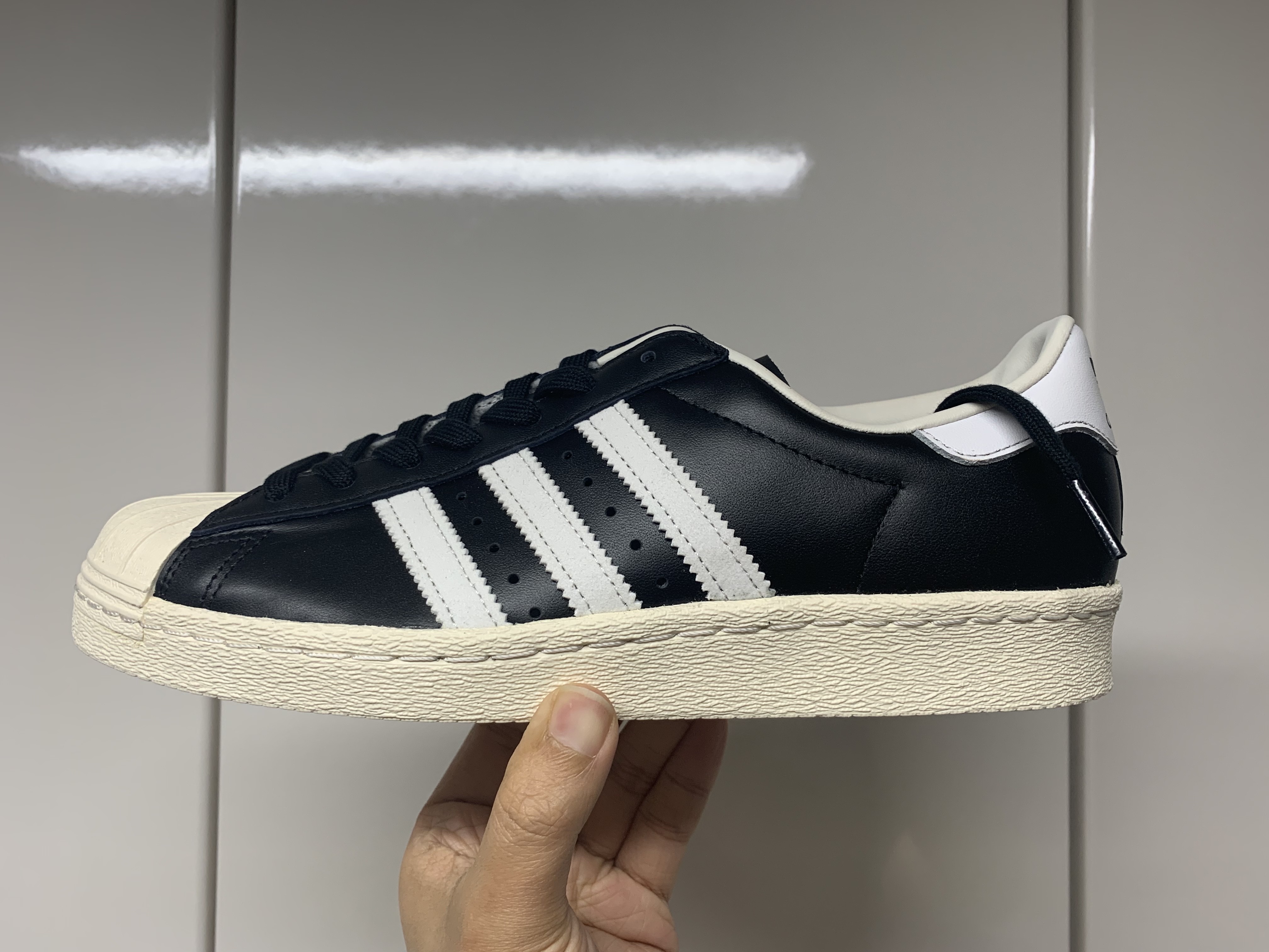 Adidas Superstar 80s Black White 착용 스타일 - 1
