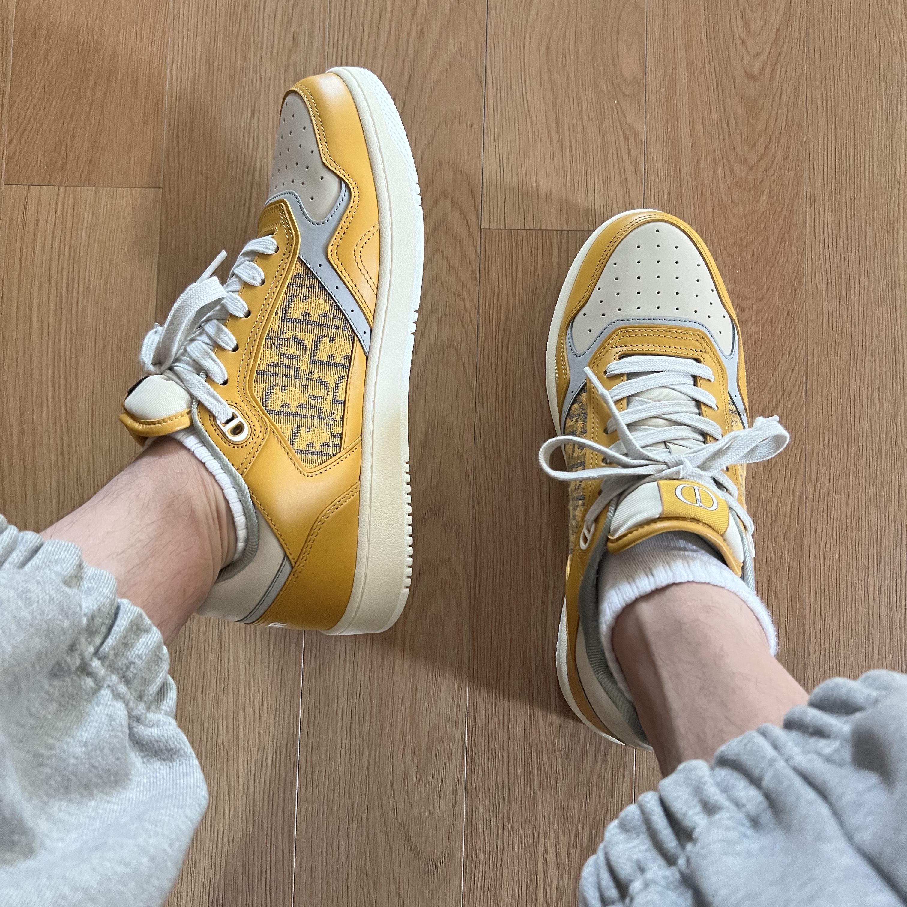 Dior B27 Low-Top Sneakers Gray, Supreme Box Logo Hooded Sweatshirt Light Mustard - 21FW 착용 스타일 - 2