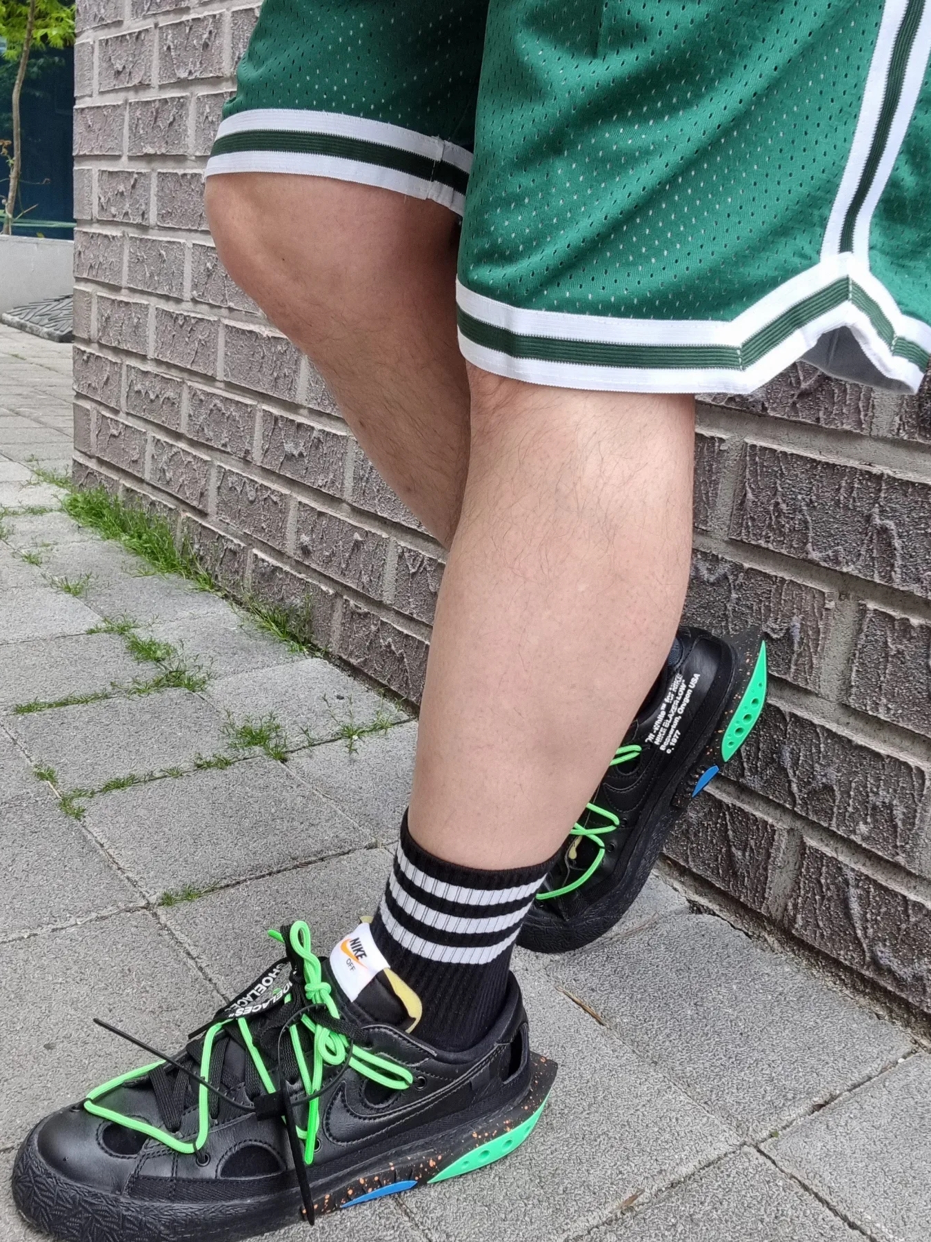 Nike x Off-White Blazer Low '77 Black and Electro Green 착용 스타일 - 5