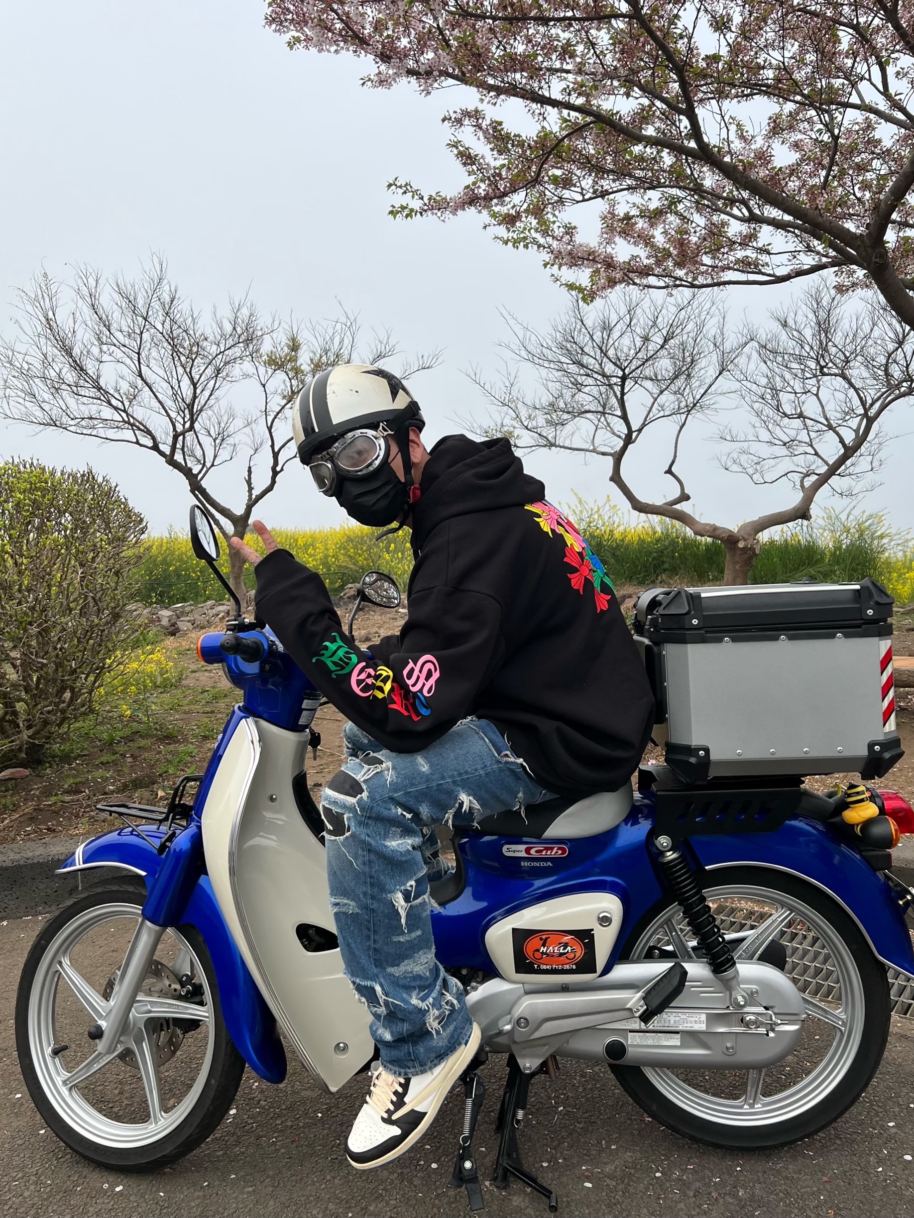 Jordan 1 x Travis Scott x Fragment Retro Low OG SP Military Blue, Chrome Hearts Multi Color Cross Cemetery Hoodie Black 착용 스타일 - 3