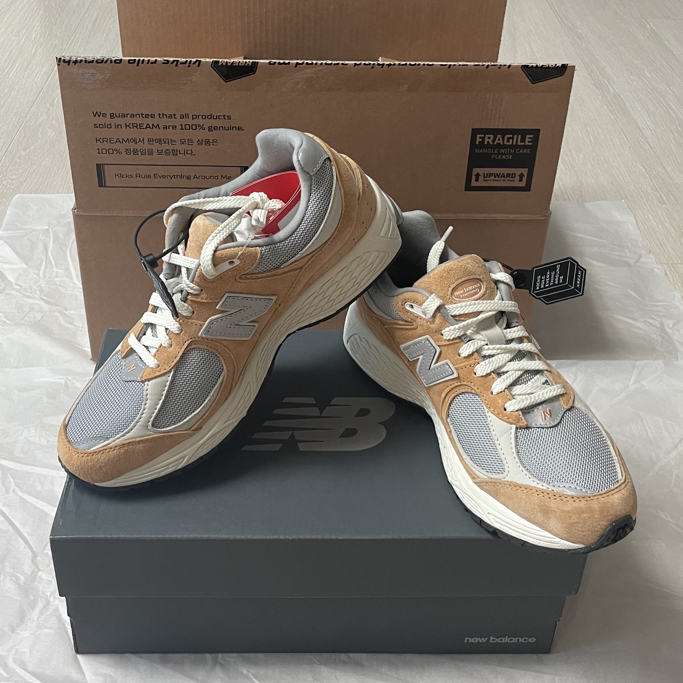 New Balance 2002R Special Vintage Beige 착용 스타일 - 5