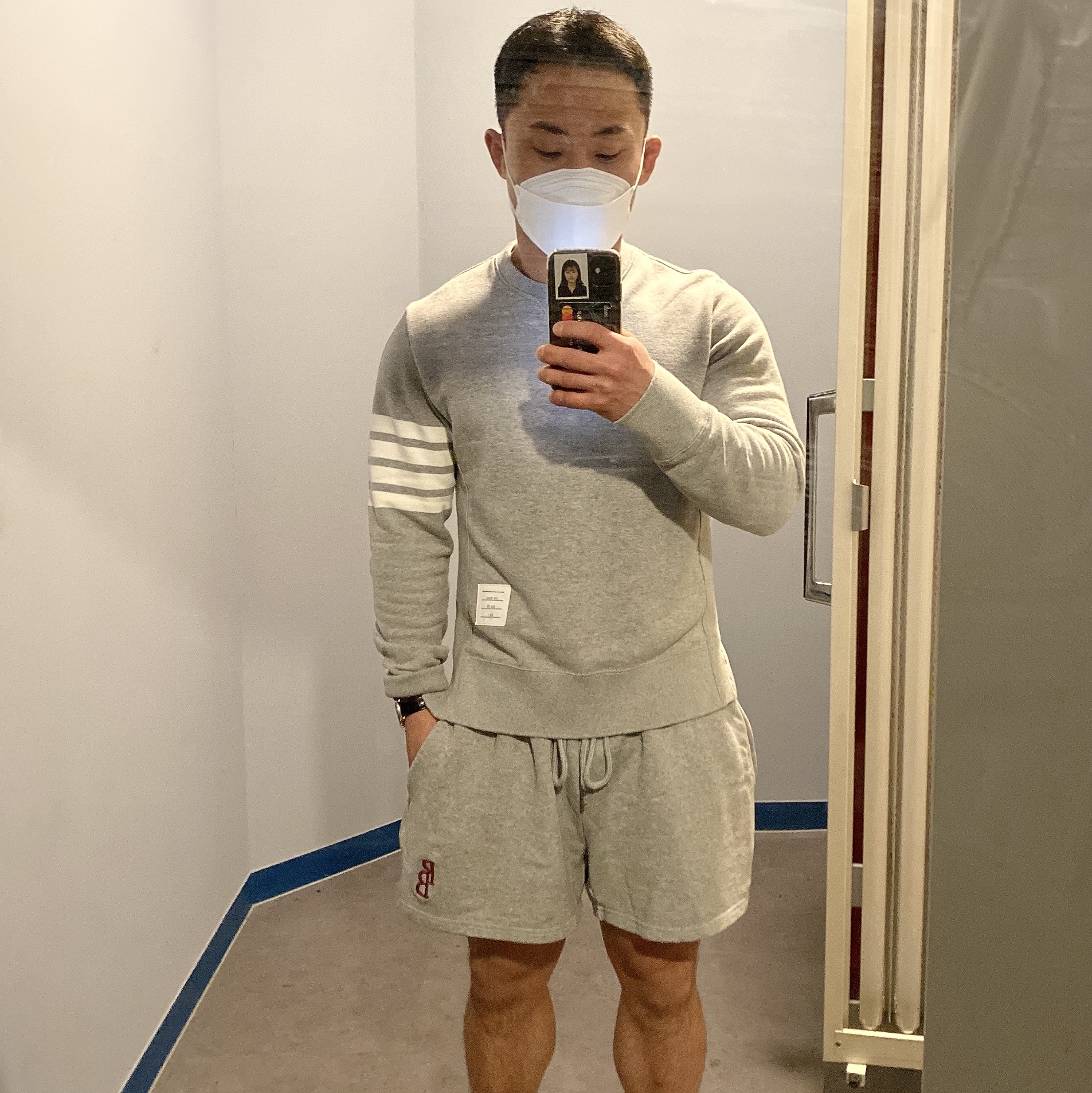 Thom Browne Engineered 4-Bar Sweatshirt Light Grey, Nike x Sacai LDWaffle Green Multi 착용 스타일