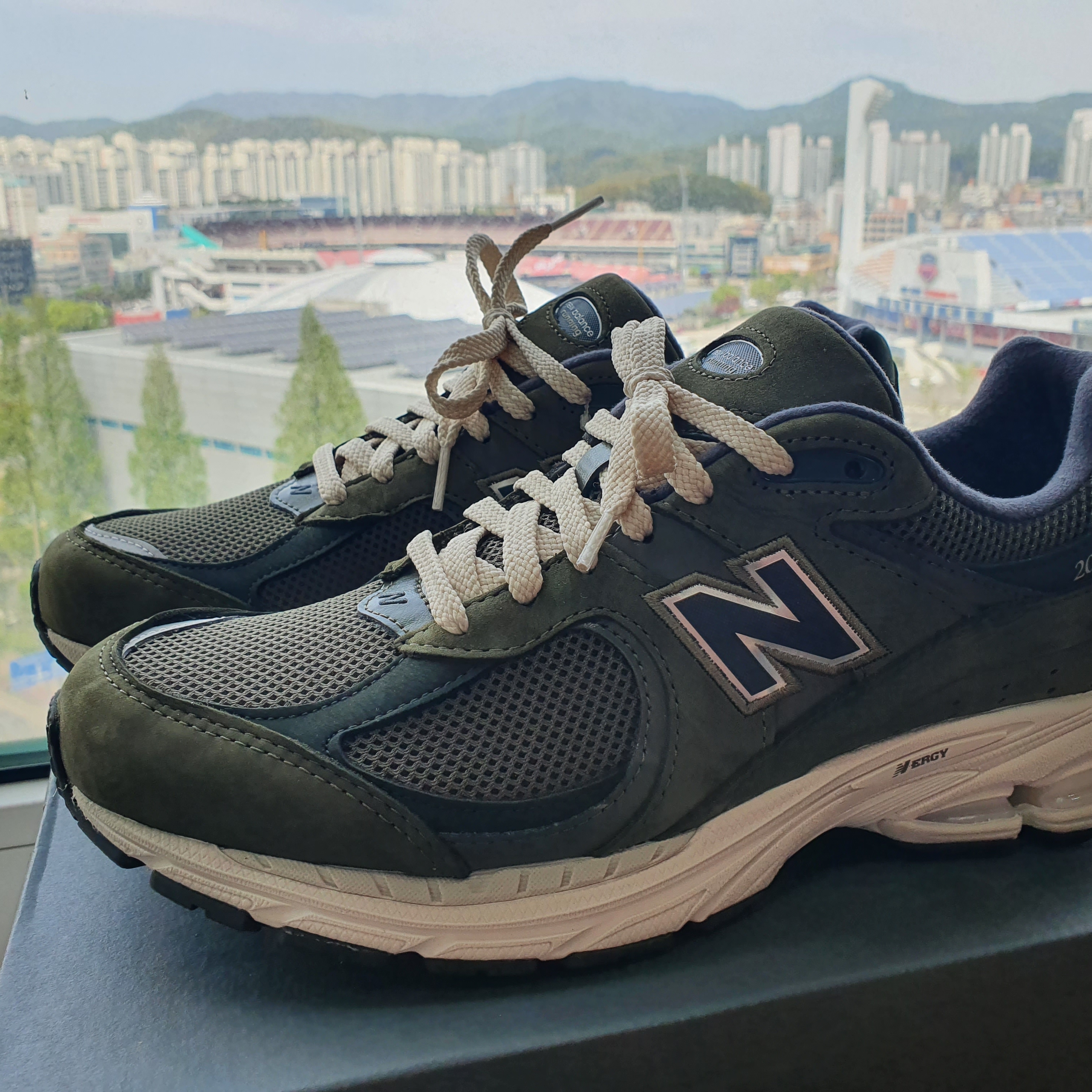 New Balance 2002R Grape Leaf 착용 스타일