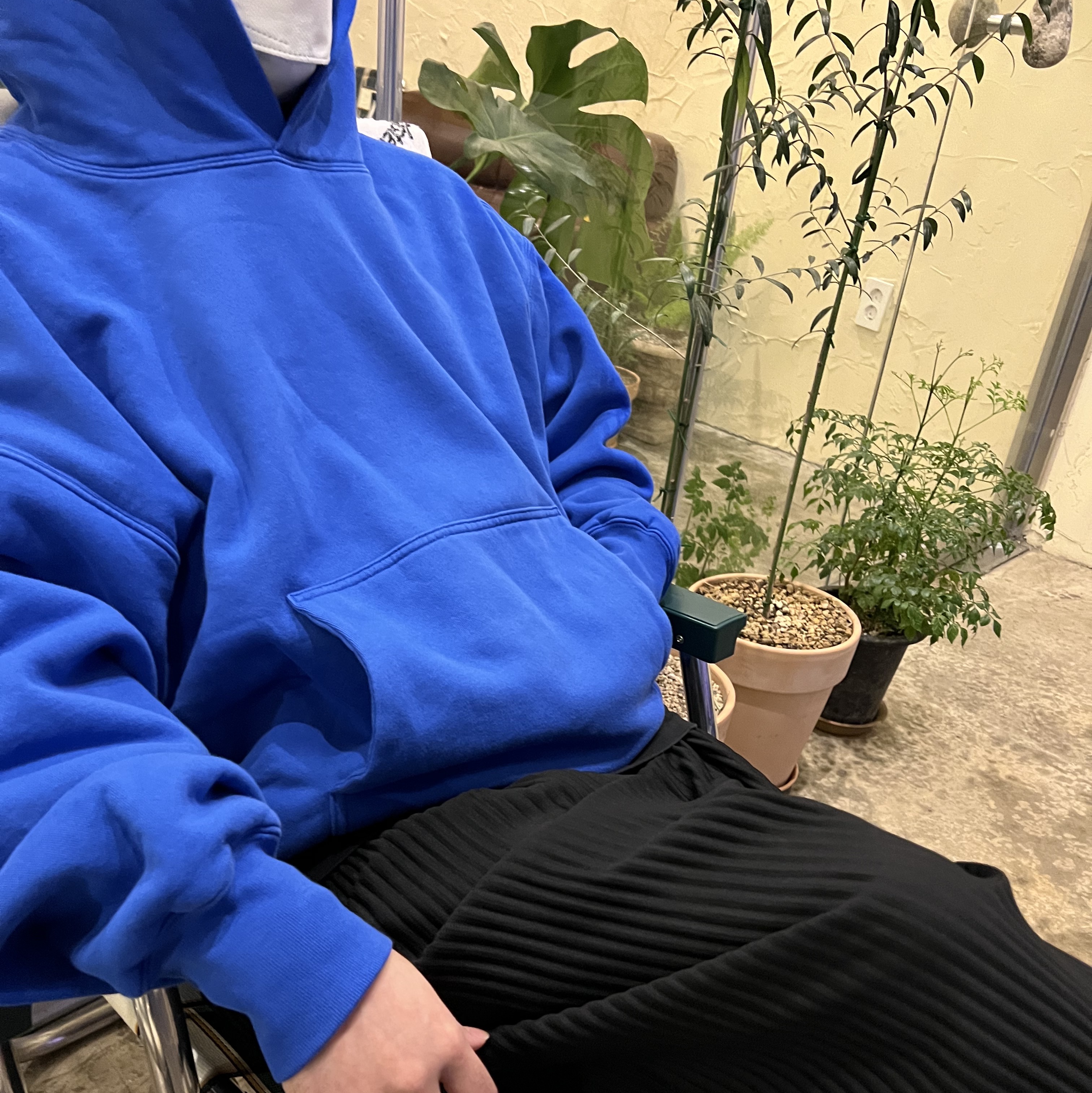 Yeezy Gap Hoodie Blue, Adidas Yeezy Foam RNNR Sand 착용 스타일 - 3
