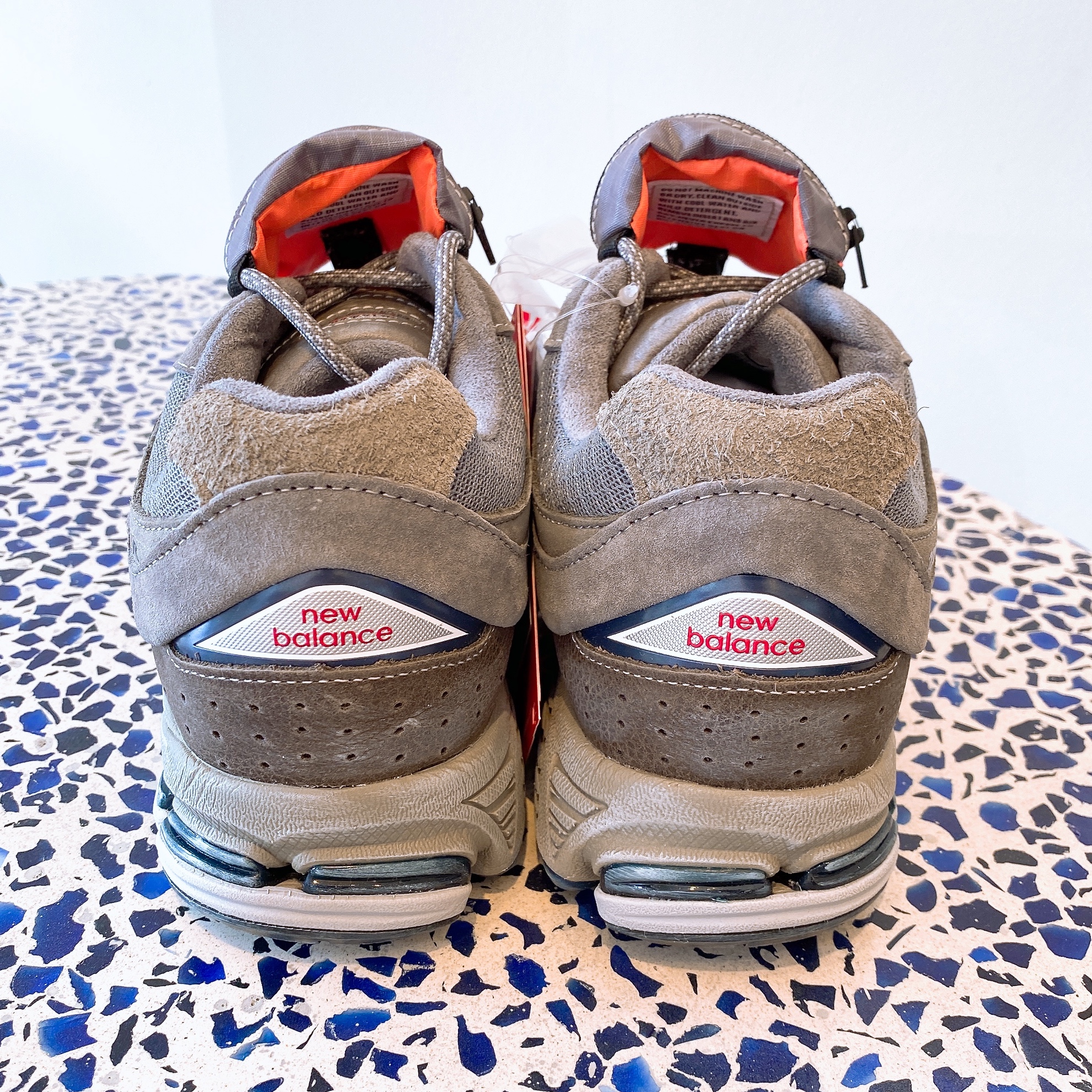 New Balance 2002R Premium Vintage Grey 착용 스타일 - 5