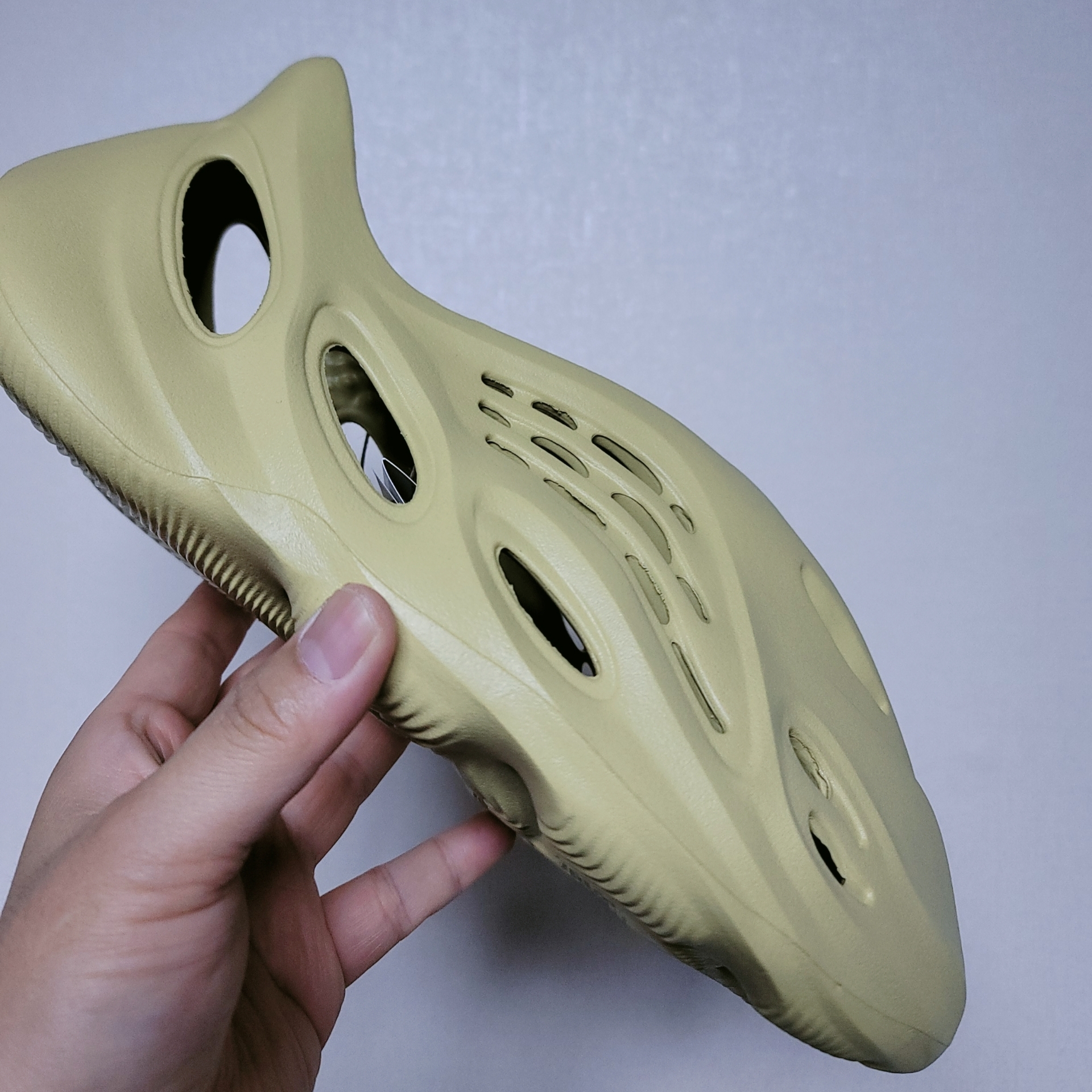 Adidas Yeezy Foam RNNR Sulfur 착용 스타일