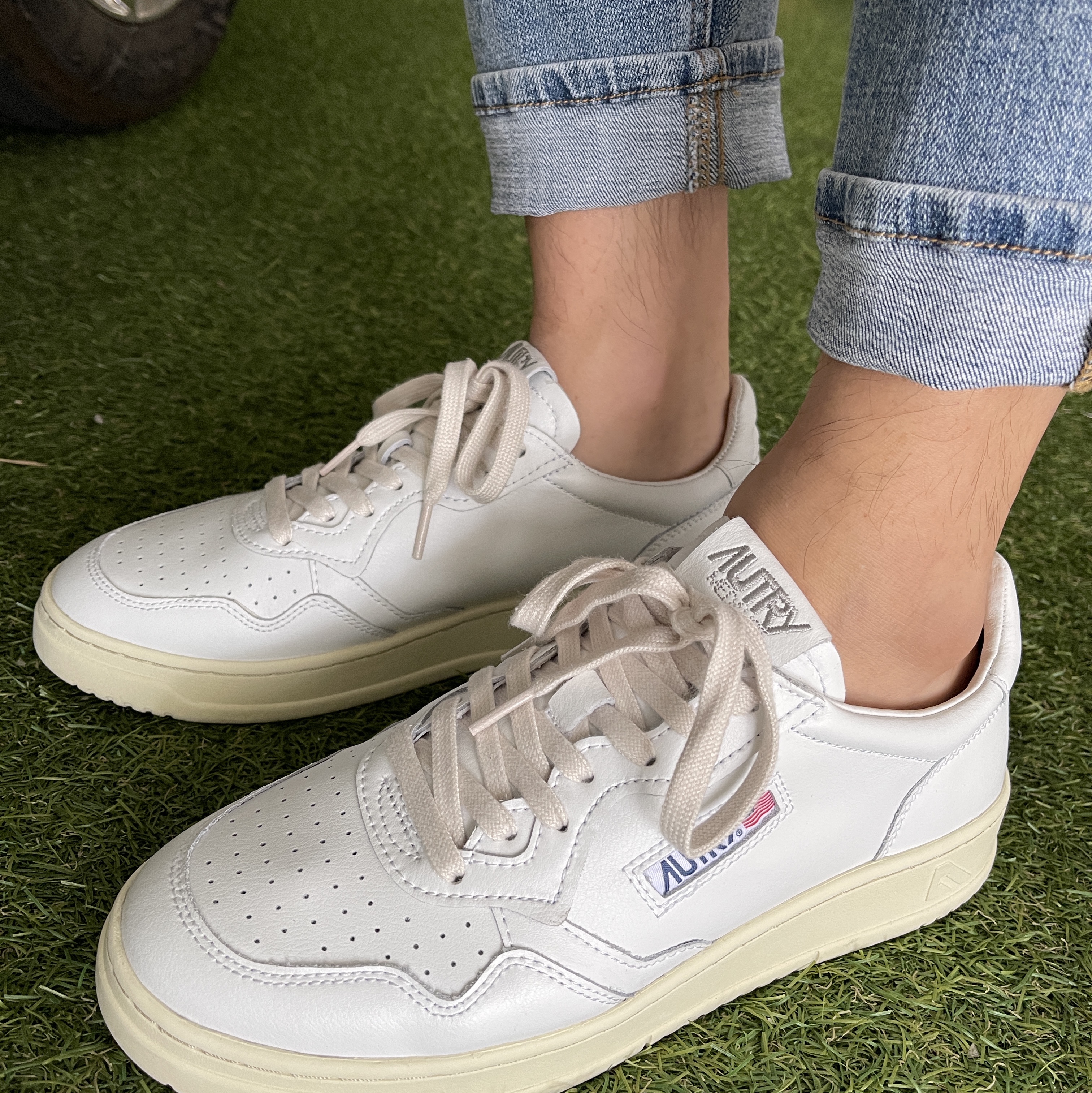 Autry Medalist Low Leather Sneakers White 착용 스타일 - 1