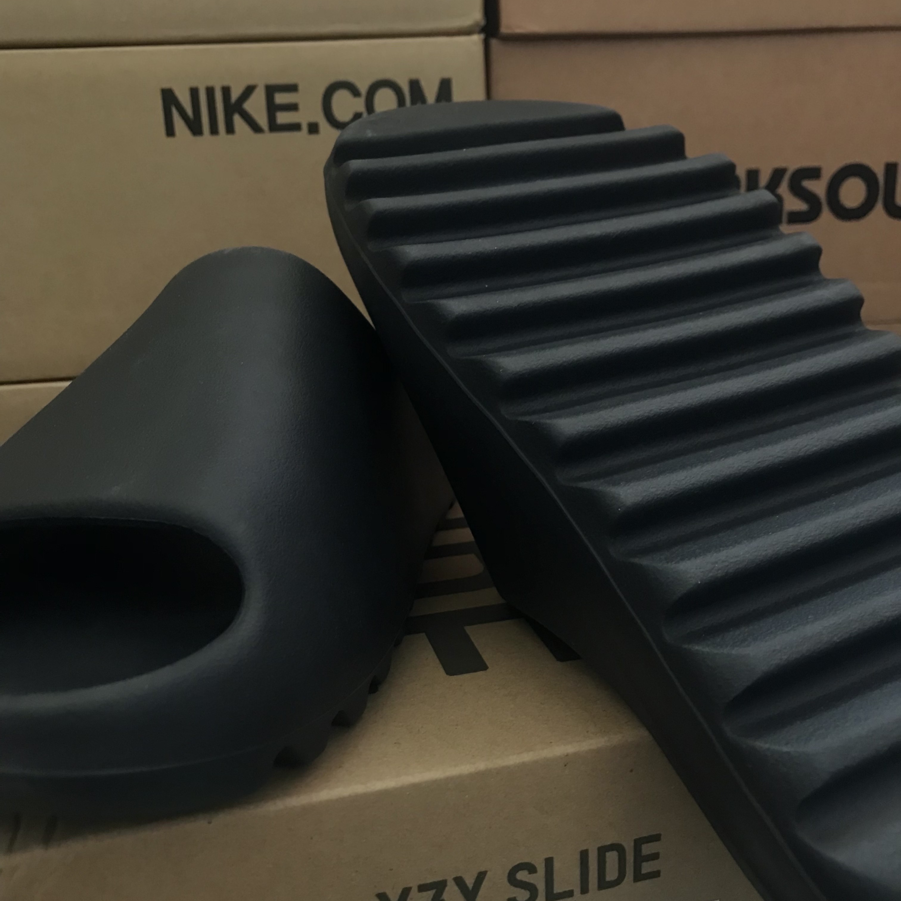 Adidas Yeezy Slide Onyx 착용 스타일